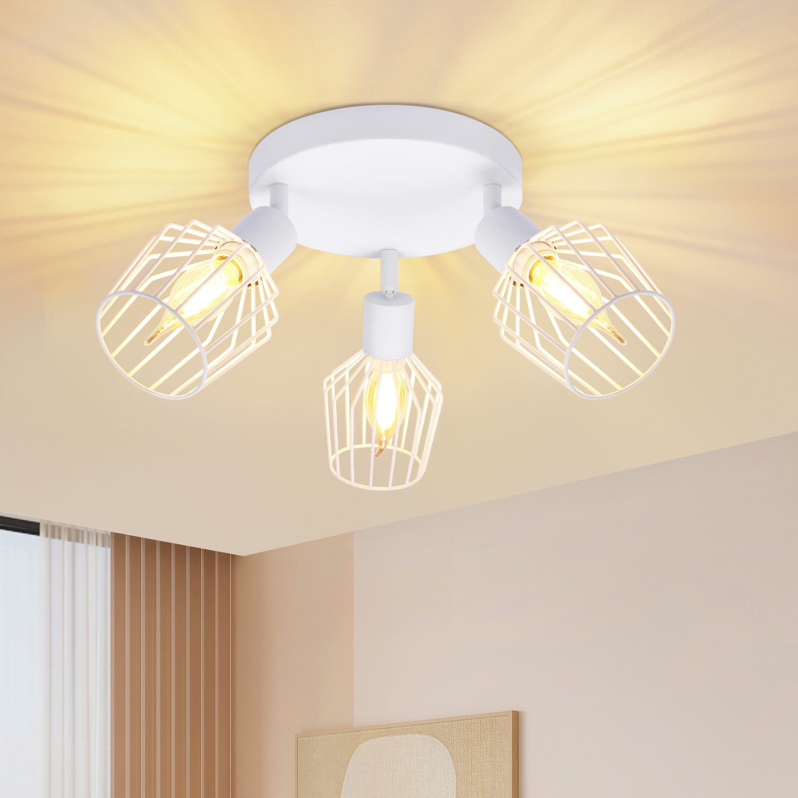 Lampade da soffitto bianche con tre luci, ciascuna con un design a gabbia. Le luci puntano verso il basso.