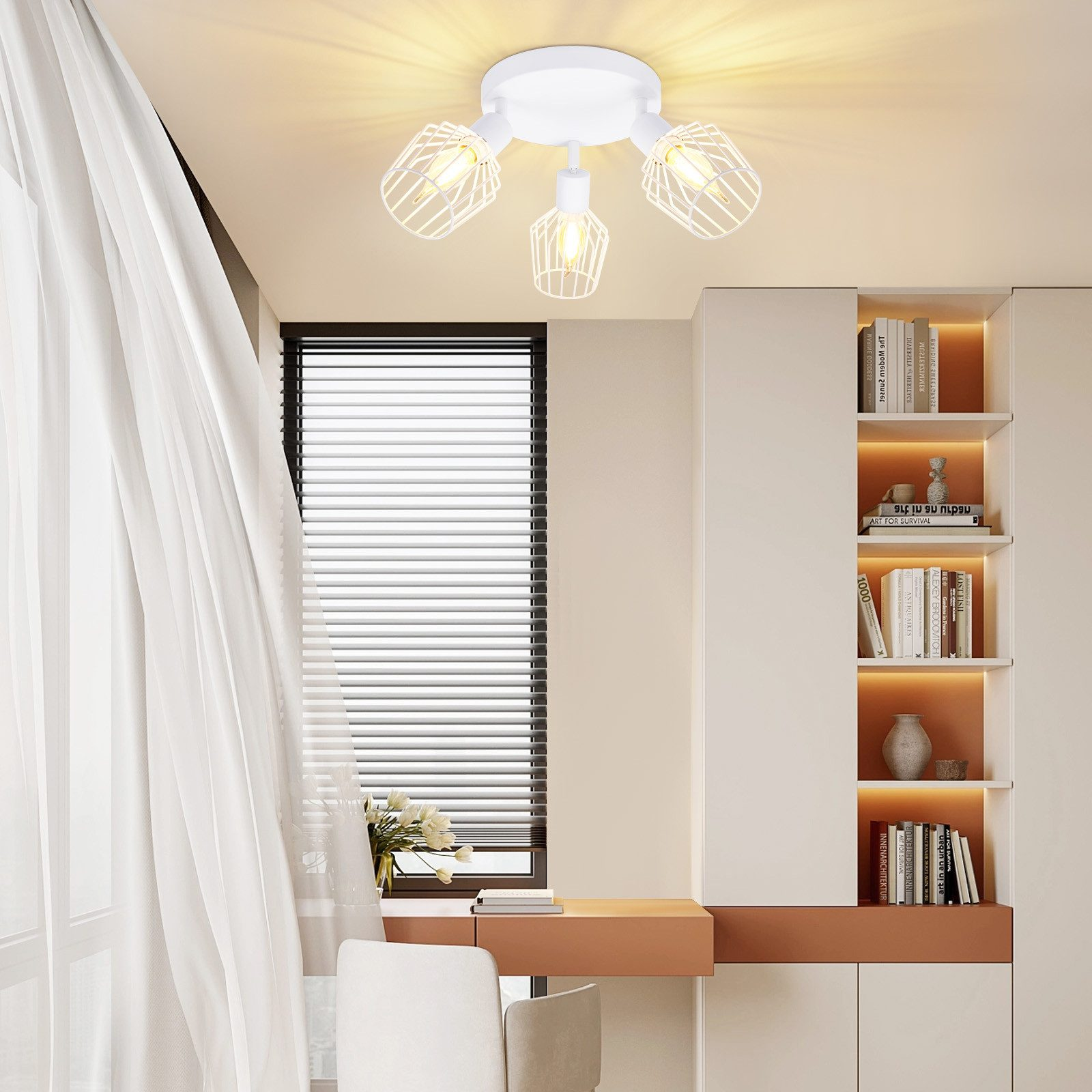 Lampada da soffitto con tre luci. La stanza ha una scrivania, sedia, finestra con tende e libreria.