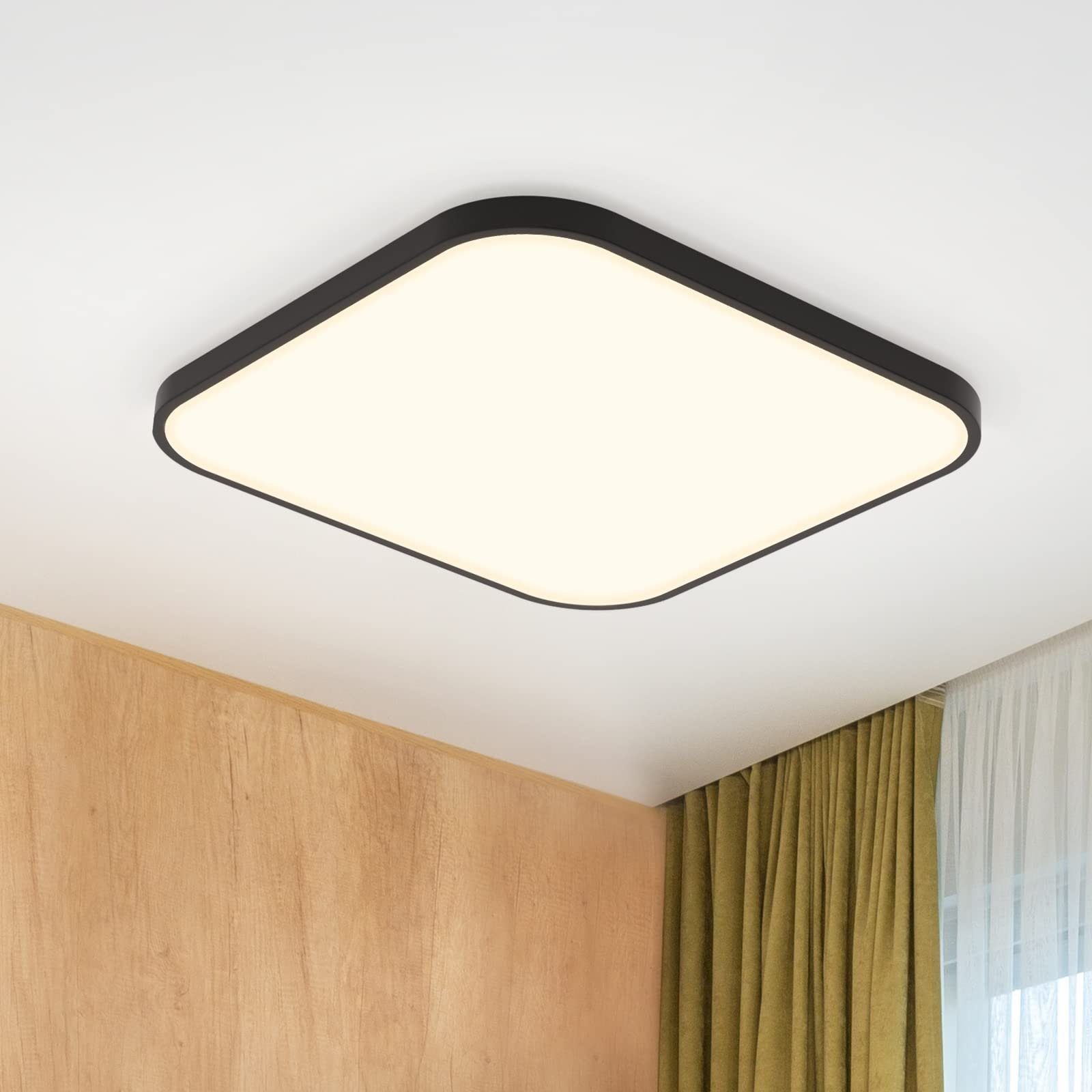 Quadratische LED-Deckenleuchte. Schwarzer Rand um ein helles weißes Licht. Im Raum sichtbar.