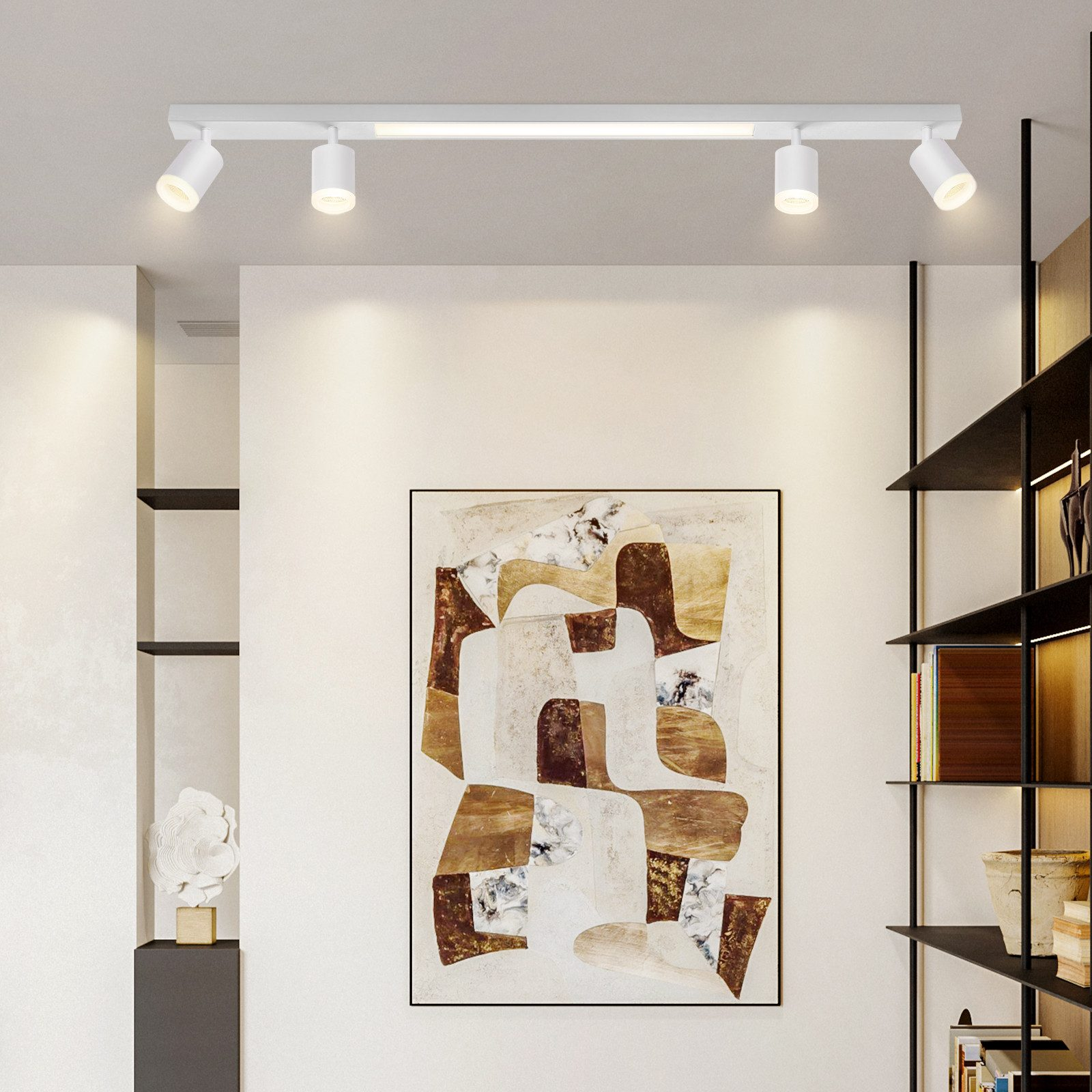 Apparecchio di illuminazione a binario bianco con quattro faretti, montato su un soffitto bianco.