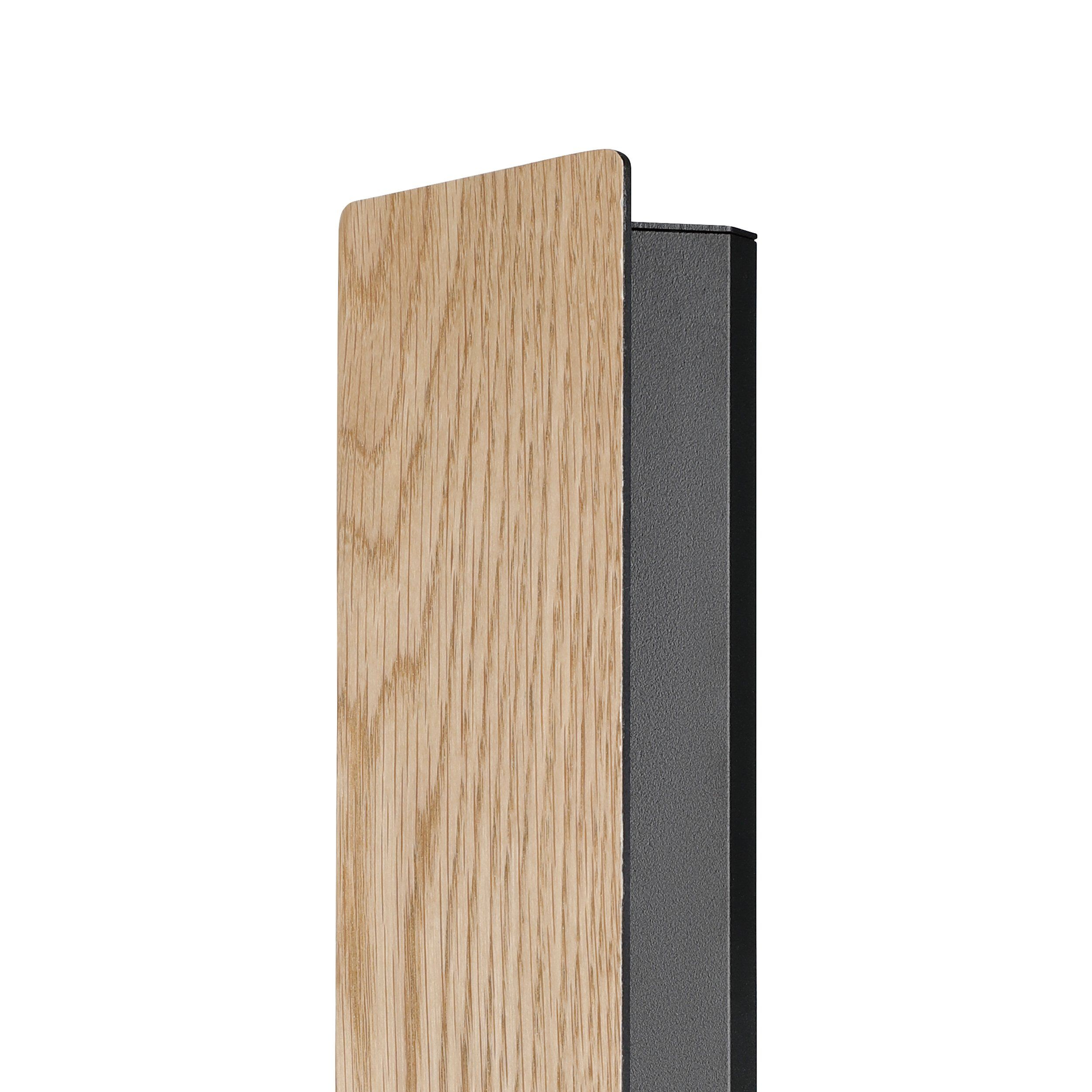 Eine vertikale Holzplatte neben einem schwarzen Balken. Das Holz hat eine Maserung.