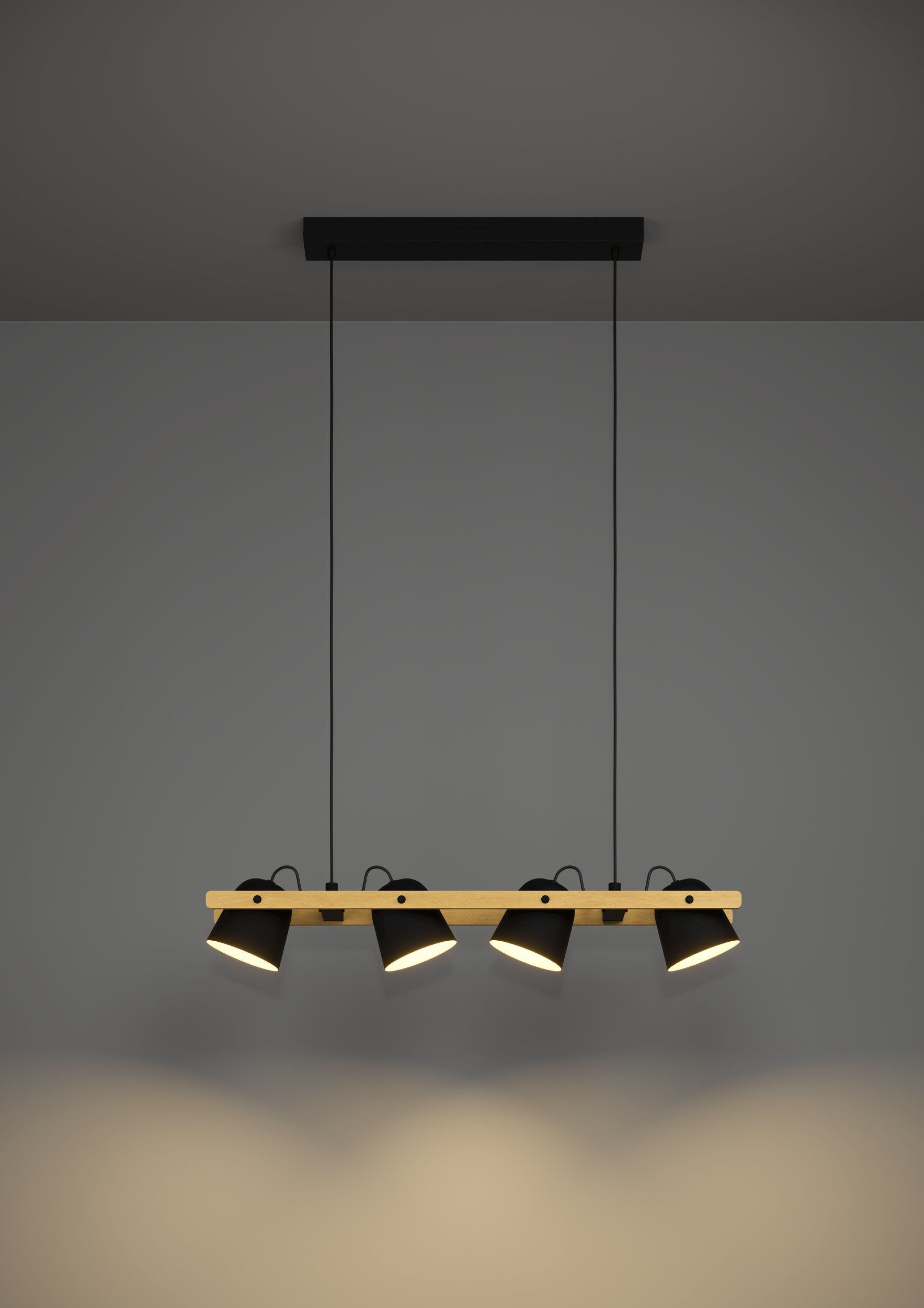 Lineare schwarze Strahler, die von der Decke hängen, mit vier Lichtern.