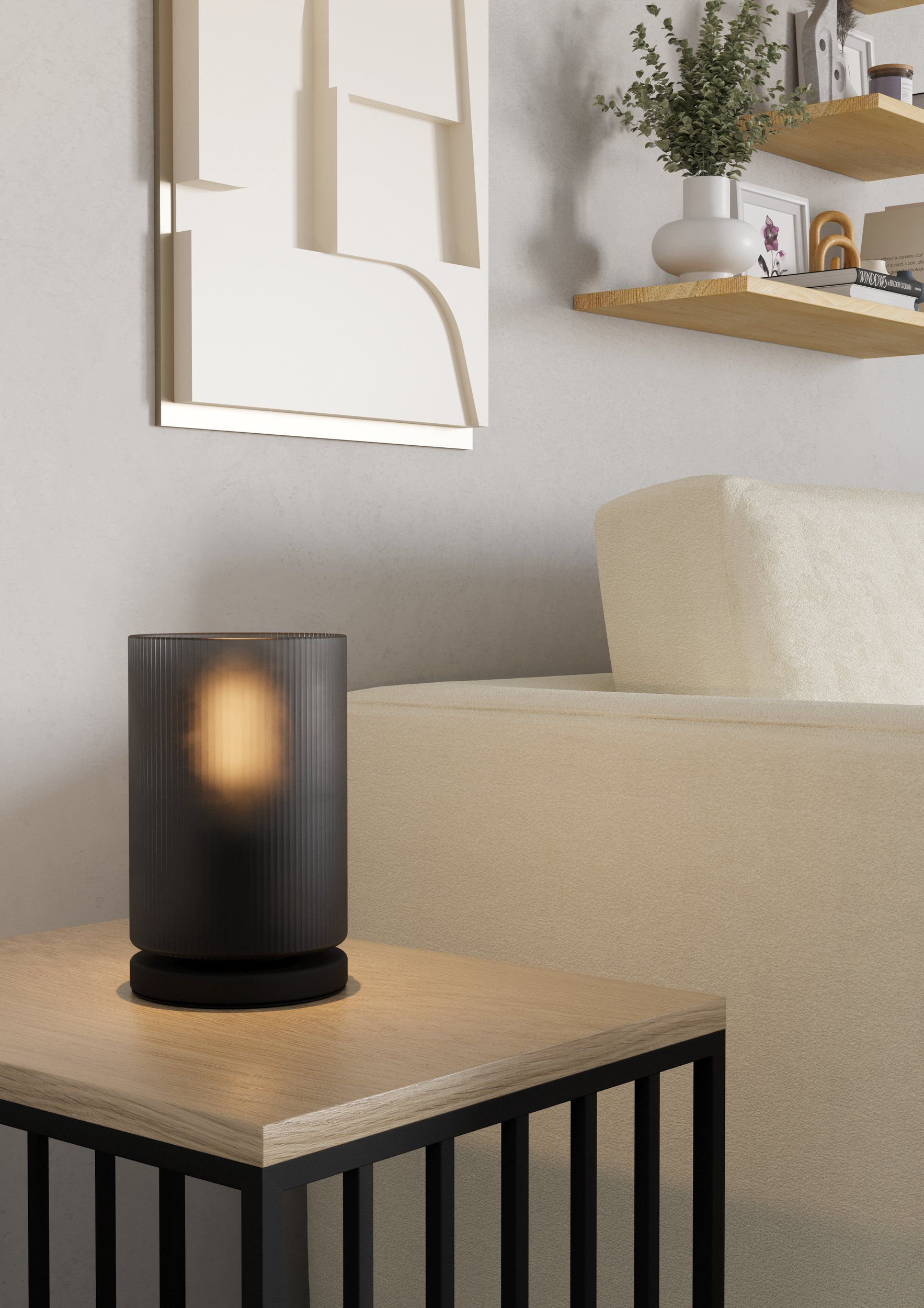Una lampada da tavolo grigia a coste su base nera, su un tavolo di legno.