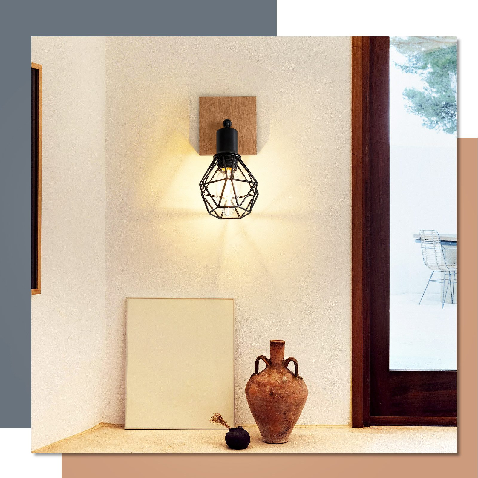 Un muro con un apparecchio di illuminazione e un vaso su una sporgenza. Una finestra sullo sfondo.