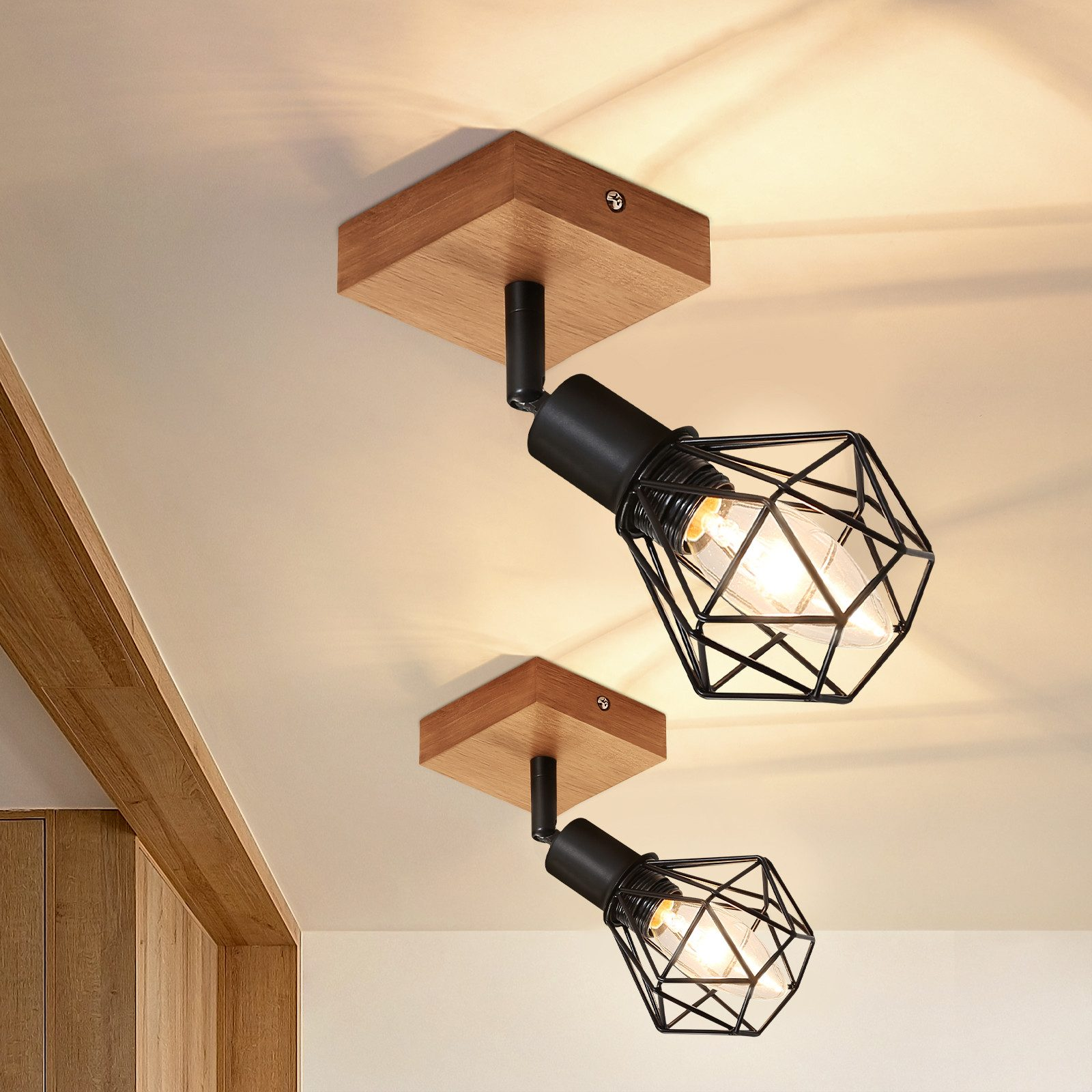 Lampade a soffitto con basi in legno e luci a gabbia nere. Lampadine accese. Soffitto beige.