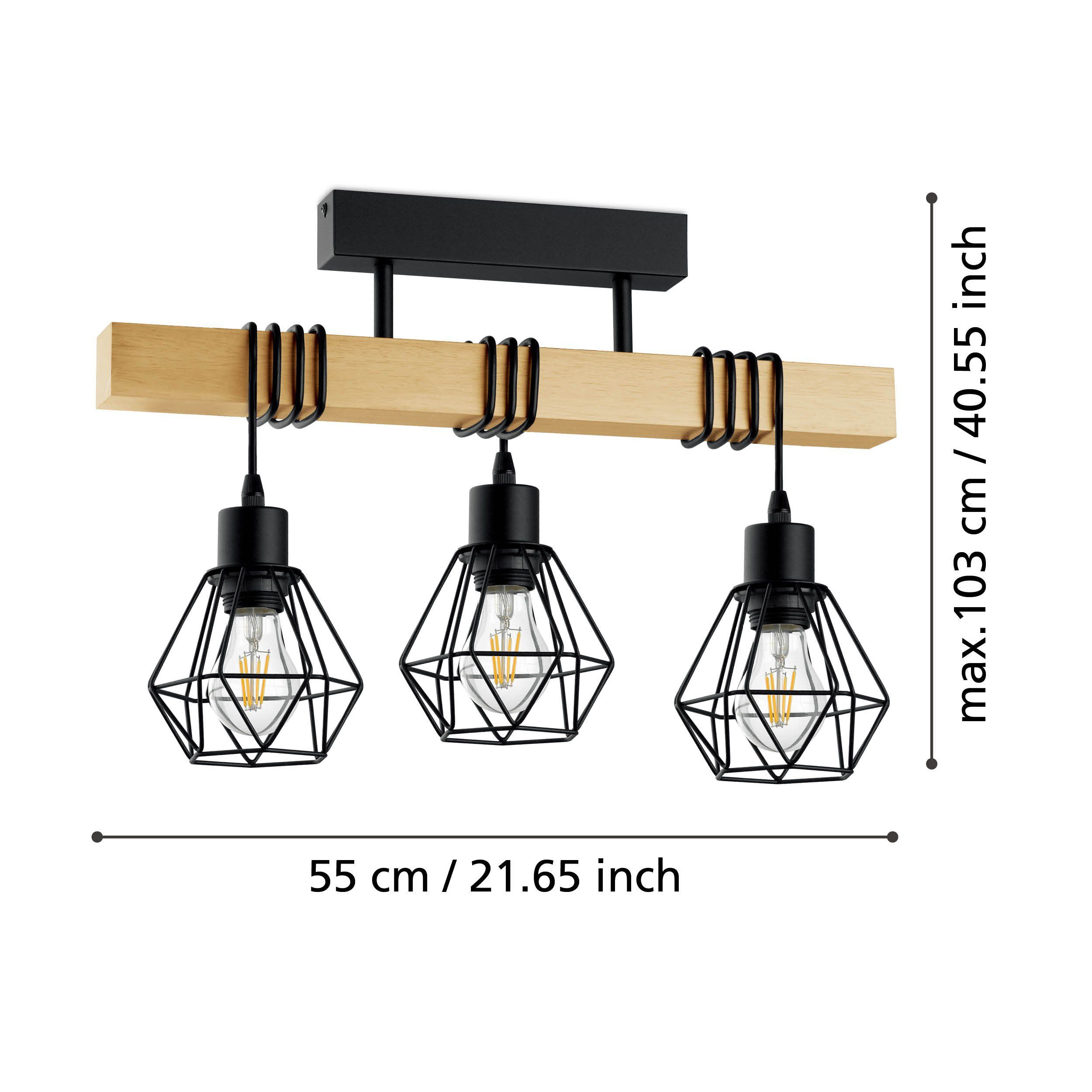 Una trave in legno con quattro lampade a sospensione nere che sostengono lampadine Edison, isolate su bianco.