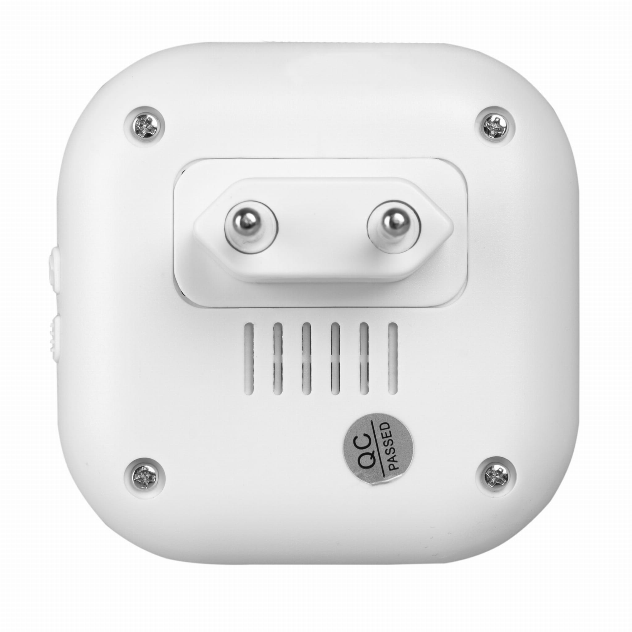 Białe, kwadratowe urządzenie z bolcami wtyczki, otworami wentylacyjnymi i śrubami. Naklejka QC Passed.