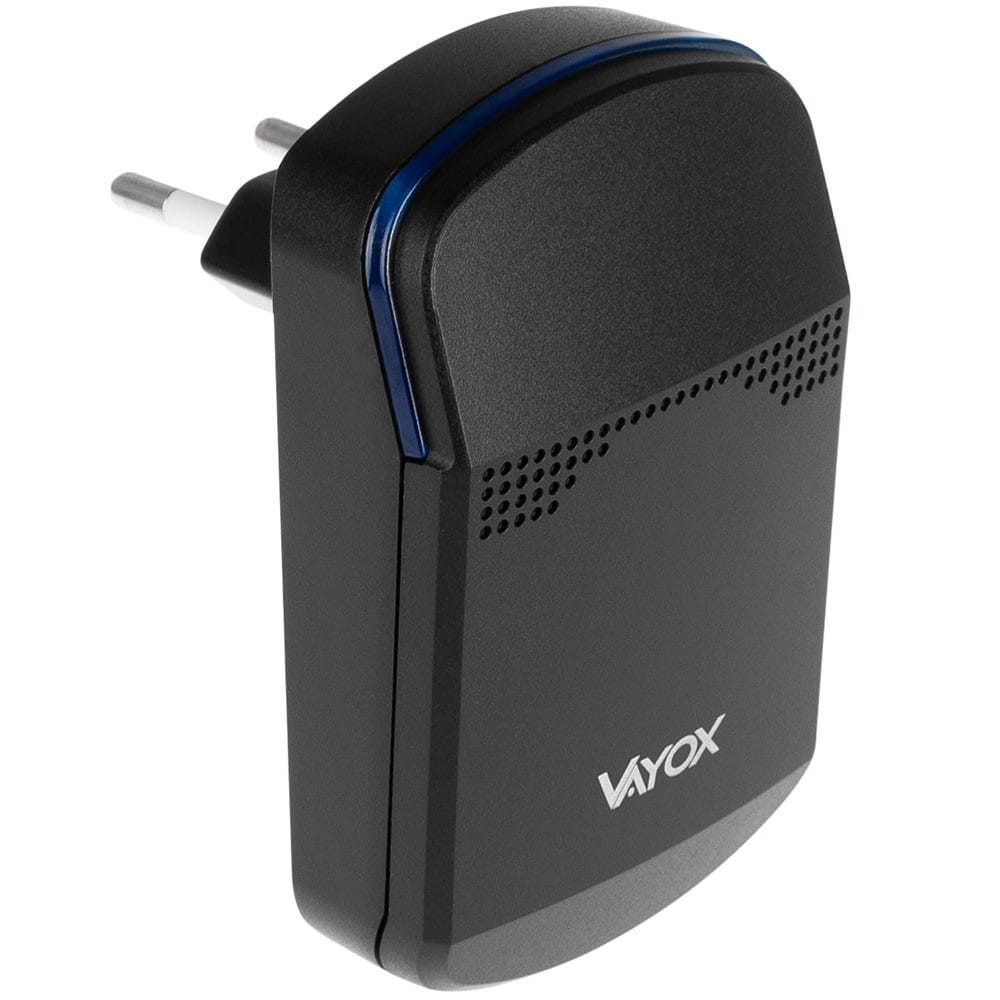 Czarny adapter sieciowy, z wtyczką i małym niebieskim akcentem. Nadrukowano na nim 'Voyx'.