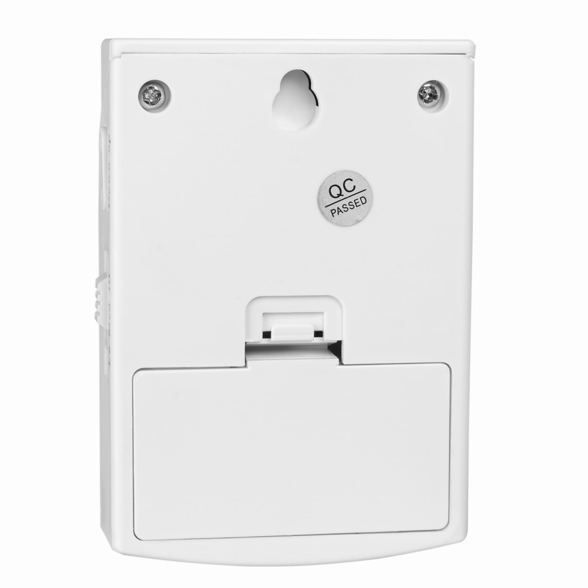 Widok z tyłu białego odbiornika dzwonka bezprzewodowego. Ma naklejkę QC i komorę baterii.