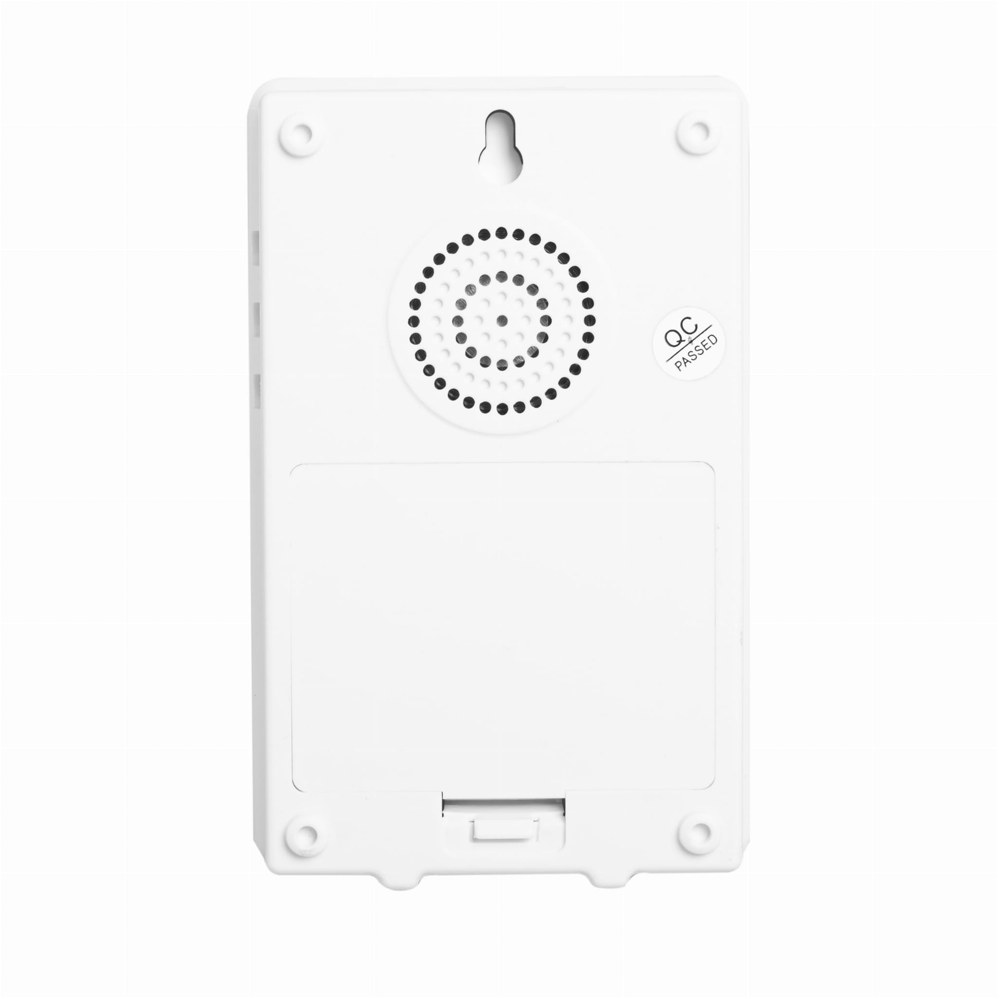 Widok z tyłu białego urządzenia. Otwory głośnikowe, otwory montażowe i etykieta. Białe tło.