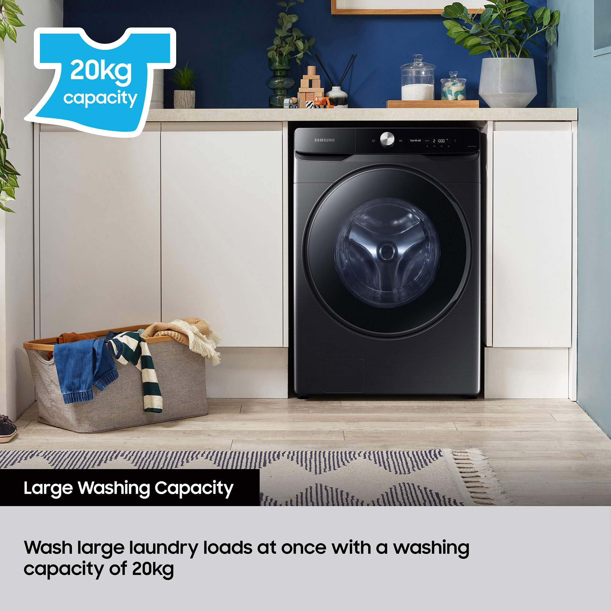 Una lavadora Samsung. Muestra una cesta de ropa con ropa delante.