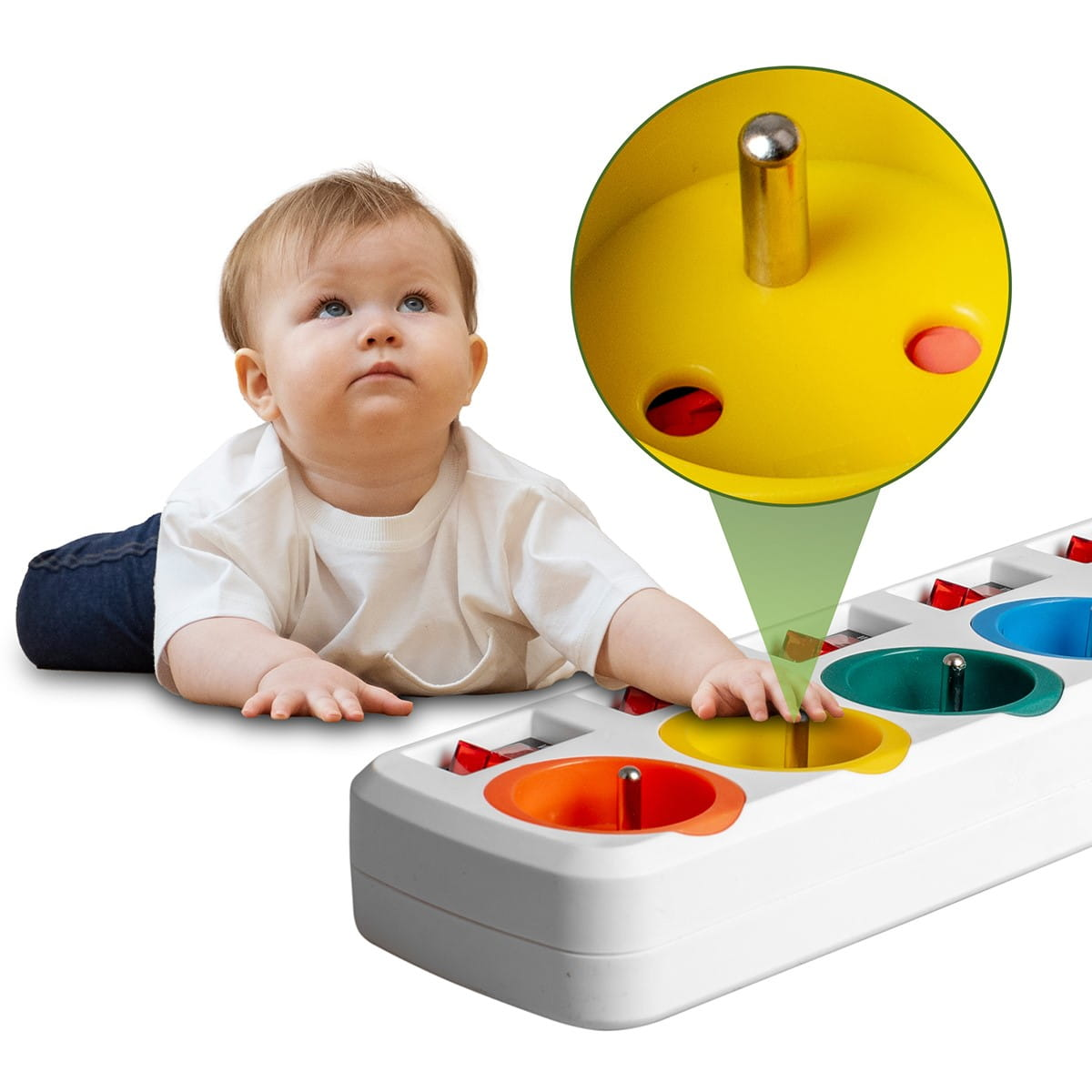 Niemowlę patrzy na listwę zasilającą. Gniazdo jest podświetlone.