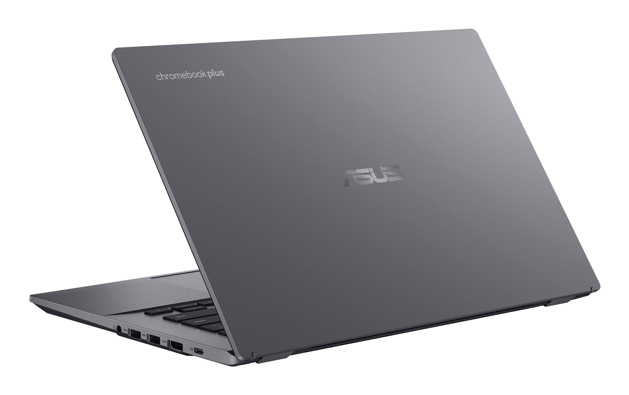Grauer Chromebook-Laptop mit Chromebook-Plus-Logo, auf weißem Hintergrund. Schräge Ansicht.