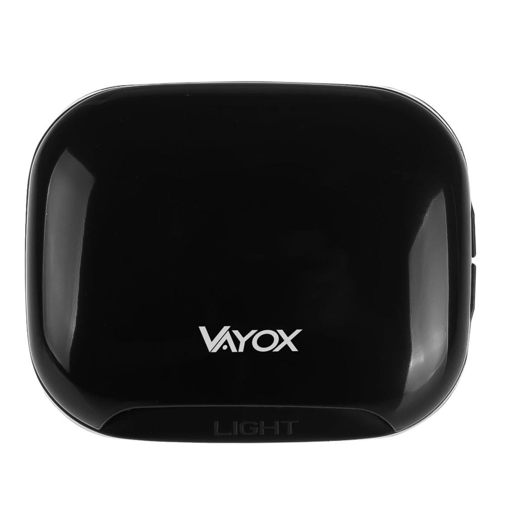 Czarne kwadratowe urządzenie z nazwą marki Vayox i słowem LIGHT na dole.