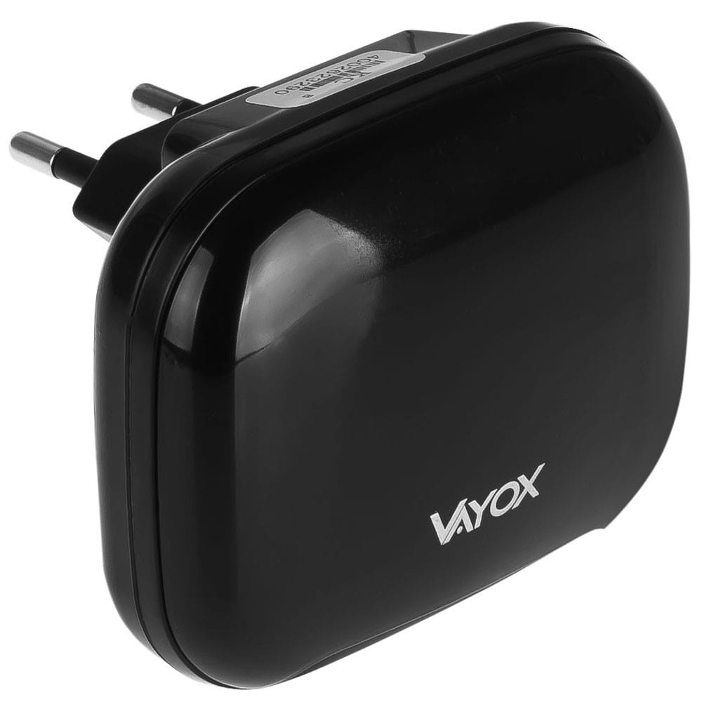 Czarna ładowarka ścienna z dwoma bolcami, na ładowarce widoczna jest nazwa marki Vayox.