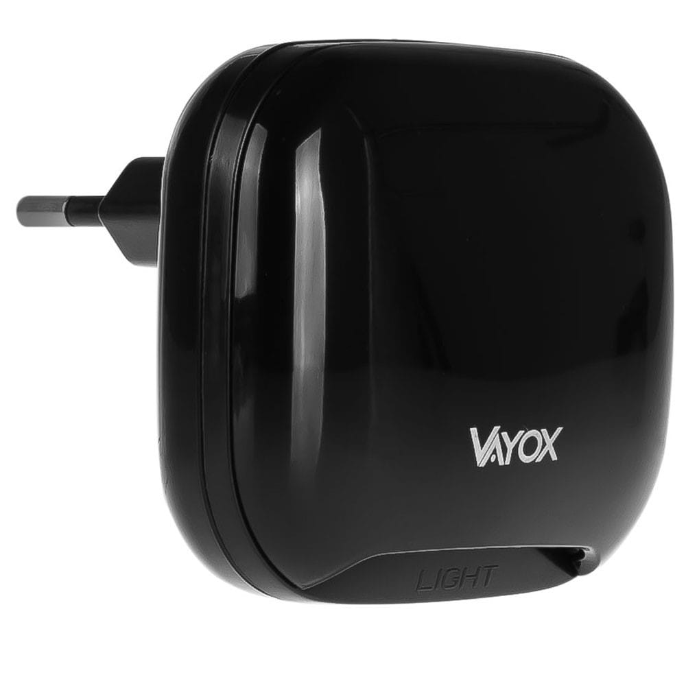 Czarny zasilacz z pinem po lewej stronie i słowem VAYOX pod logo.