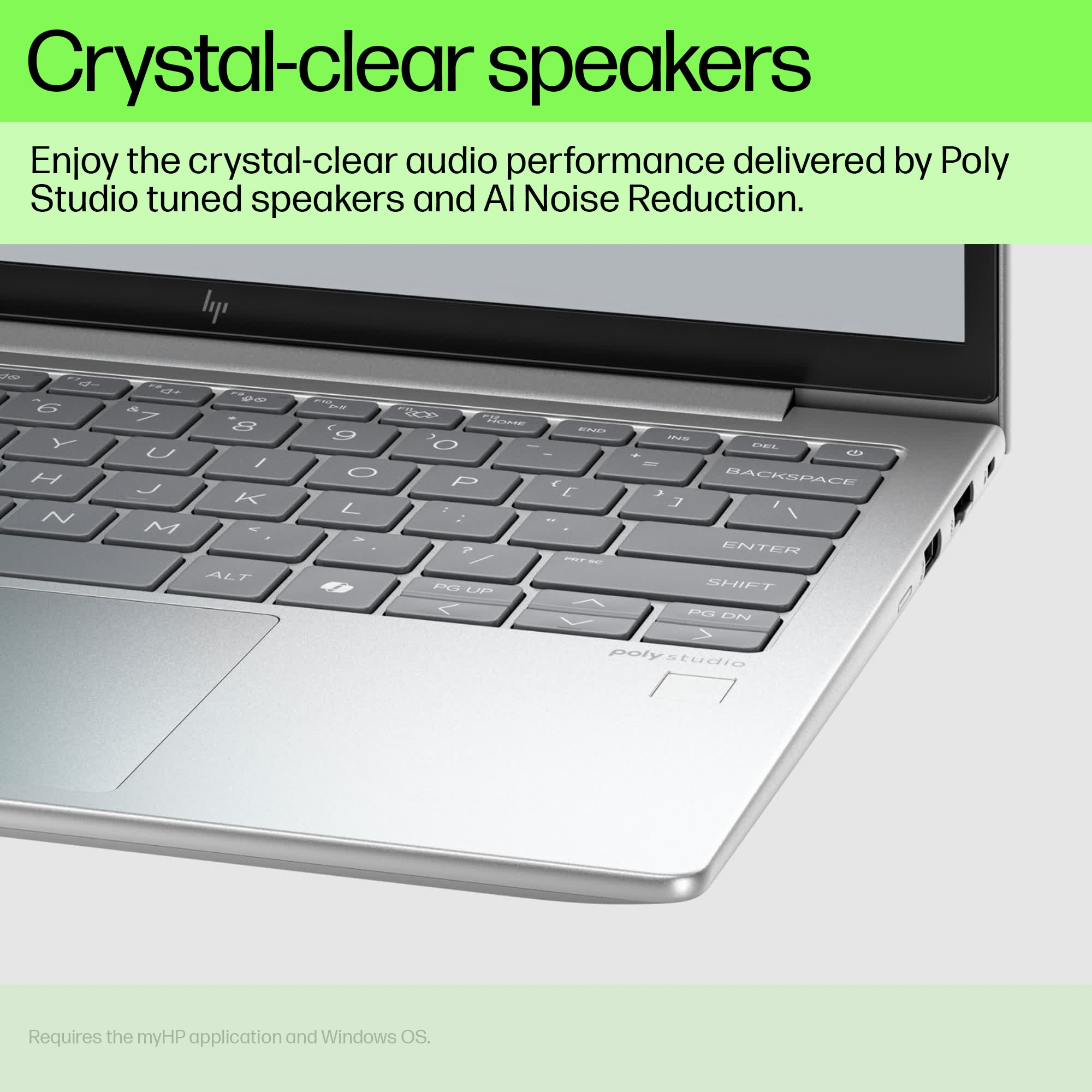 Nahaufnahme der Tastatur und des Bildschirms eines silbernen Laptops mit Text über kristallklare Lautsprecher.