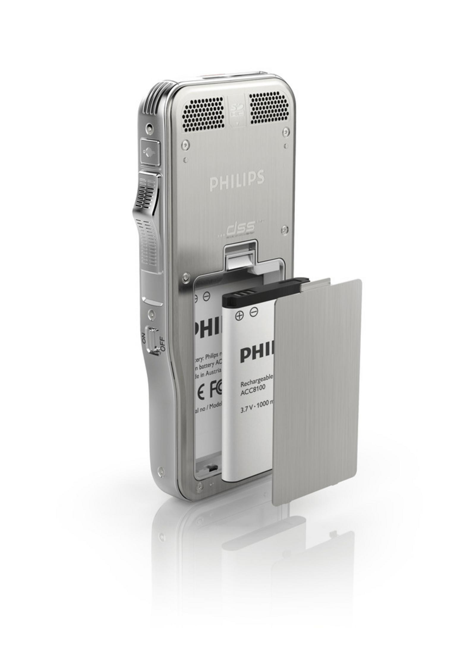 Rückseite eines silbernen Philips Digital Pocket Memo Recorders mit geöffnetem Batteriefach.