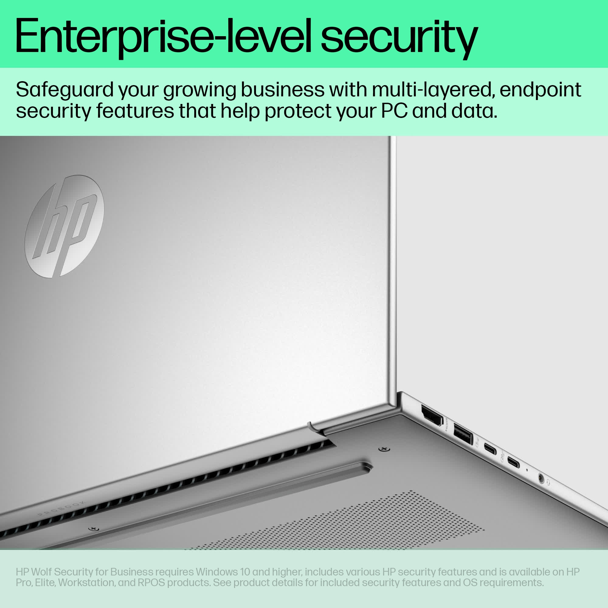 Srebrny laptop HP, ekran pokazuje interfejs oprogramowania. Logo HP na pokrywie, białe tło.