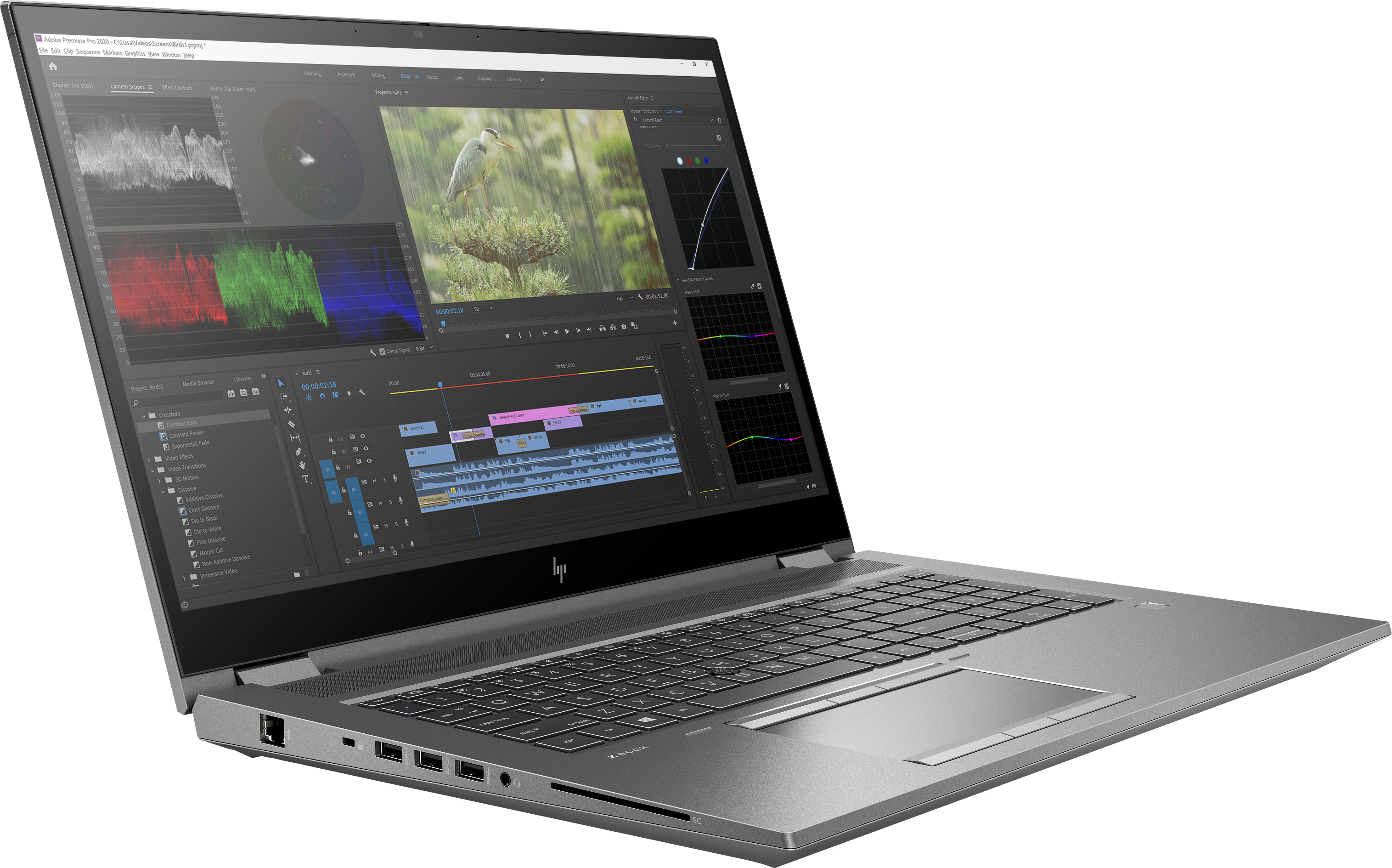 Laptop mit Videoschnittsoftware. Grauer Laptop auf weißem Hintergrund.