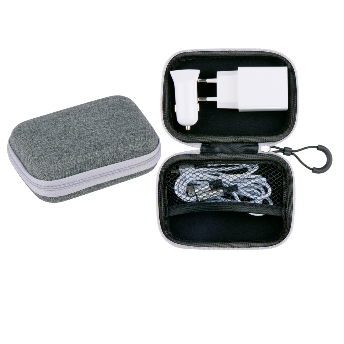Een grijze reisetui, open om een oplader, adapter en een kabel te laten zien. Het heeft een rits en een handvat.