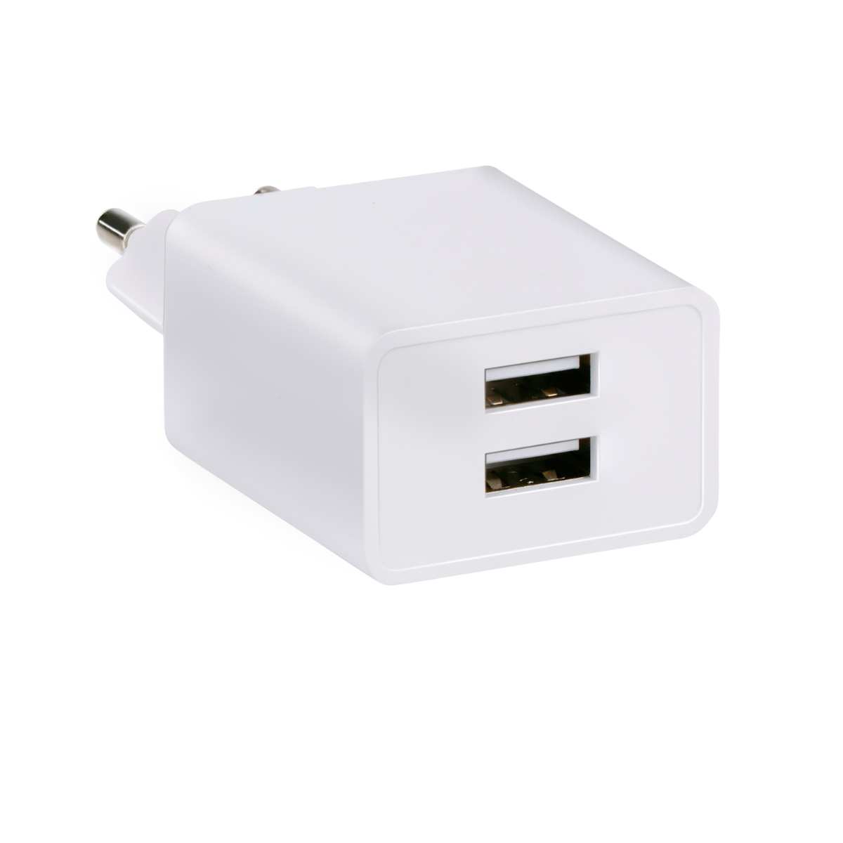 Witte USB-lader met twee USB-poorten. De lader staat op een witte achtergrond.