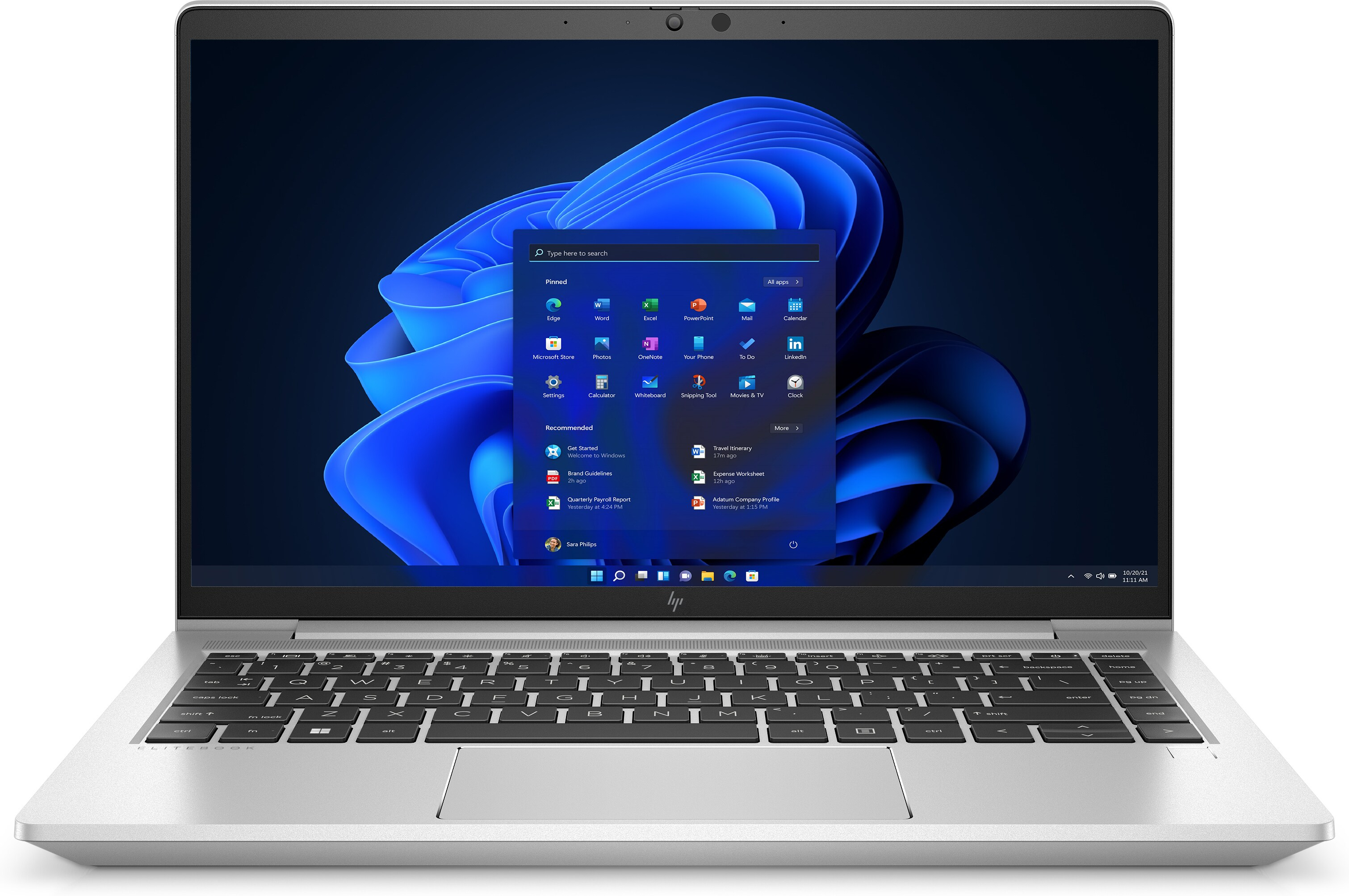 Silberner Laptop mit Windows 11-Oberfläche mit Apps. Tastatur sichtbar, weißer Hintergrund.