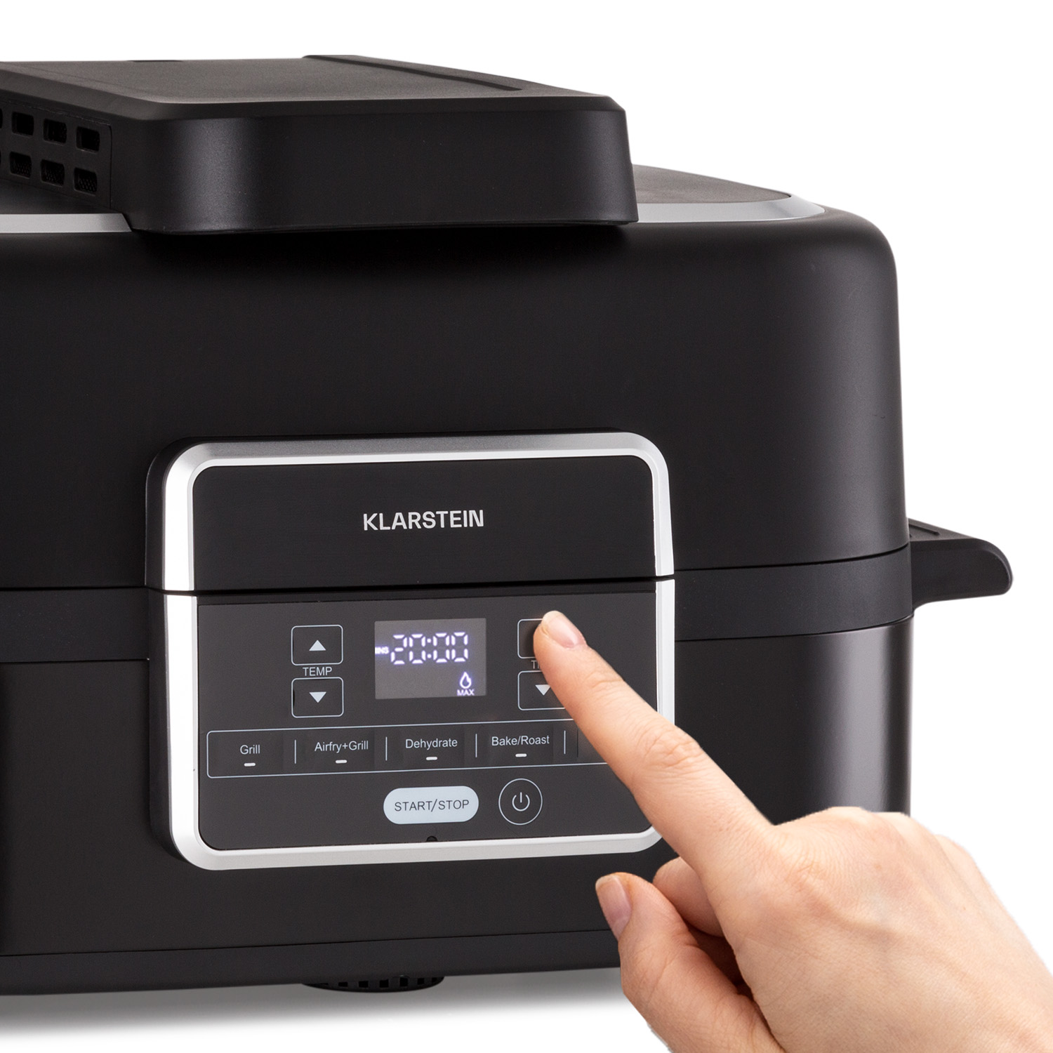 Friggitrice ad aria nera con display touchscreen che mostra l'ora. Un dito tocca lo schermo.