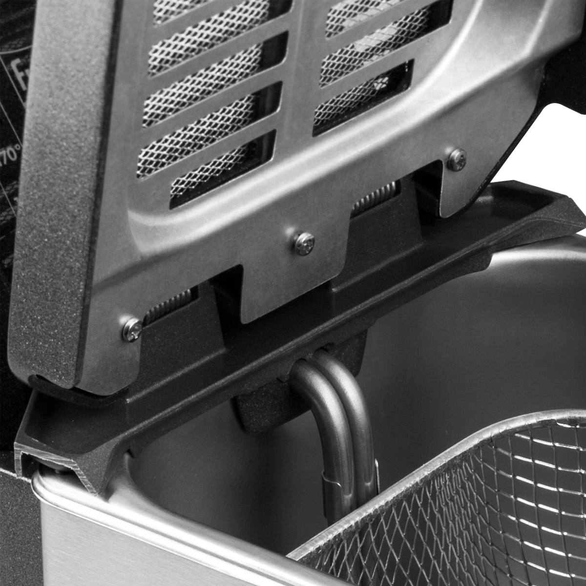 Close-up van het metalen filter en de mand van het airfryer-onderdeel.