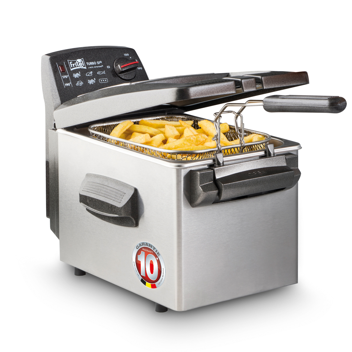 Zilveren friteuse met friet in de mand en zwarte accenten. Het staat op een witte achtergrond.