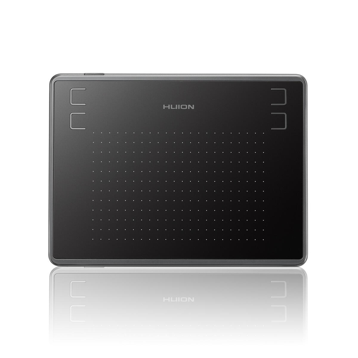 Schwarzes Zeichentablett mit HUION-Logo. Hat zwei Touch-Tasten. Weißer Hintergrund.