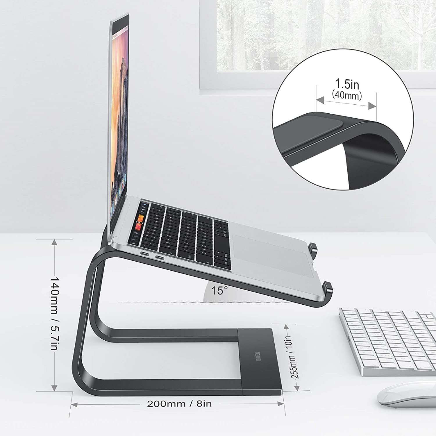 Laptopständer mit Laptop. Maße sind seitlich dargestellt.