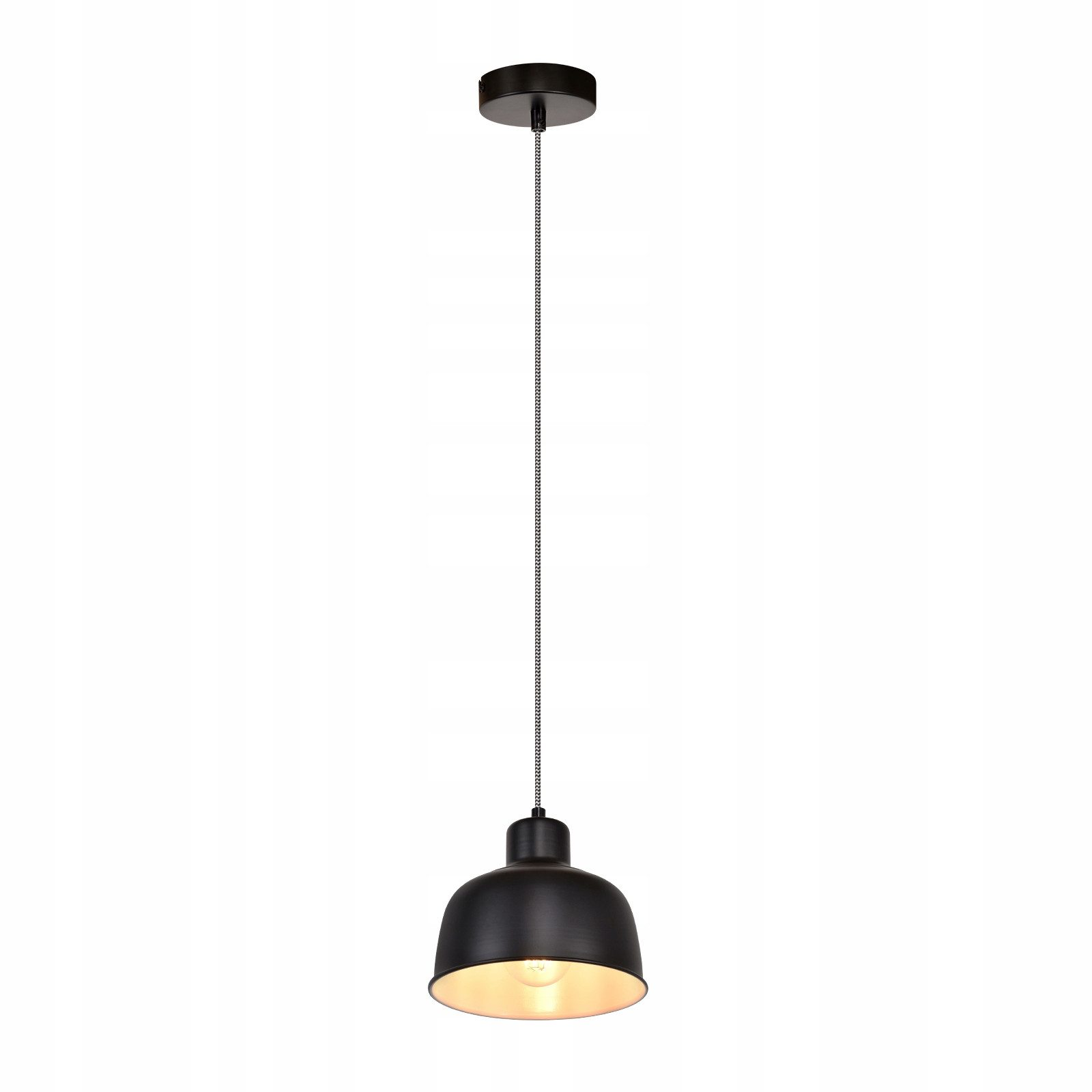 Pojedyncza czarna lampa wisząca z odsłoniętą żarówką wisi na białym tle.