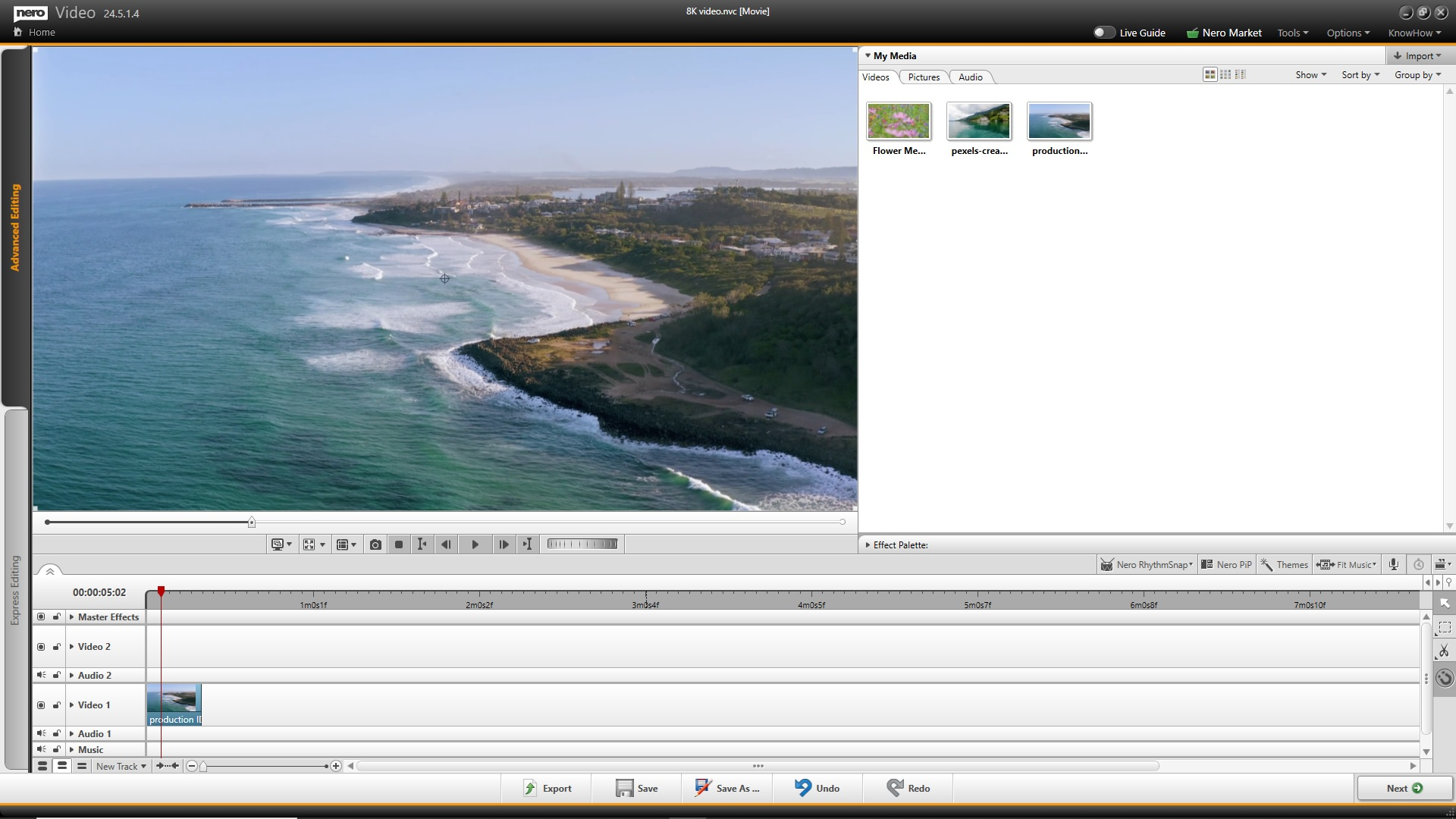 Interfejs oprogramowania do edycji wideo wyświetlający widok z lotu ptaka na krajobraz nadmorski.