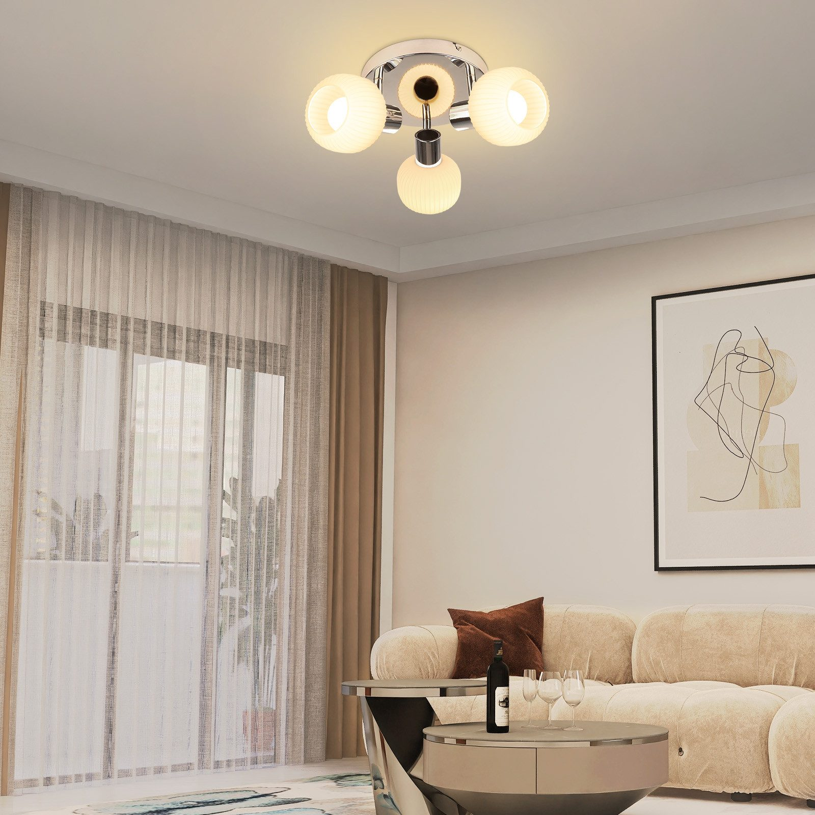 Lampada da soffitto con quattro paralumi in vetro in un salotto. Tende, mobili e opere d'arte sono visibili.