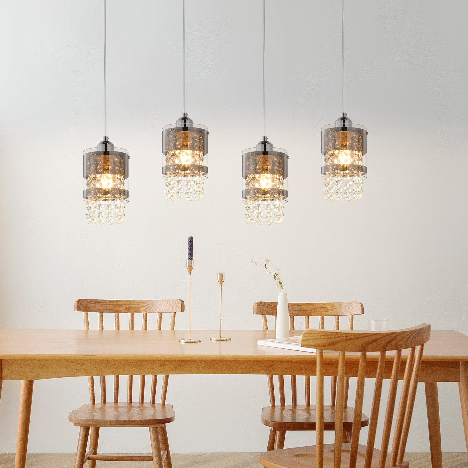 Scena sala da pranzo. Tavolo e sedie in legno. Quattro lampade a sospensione con cristalli.