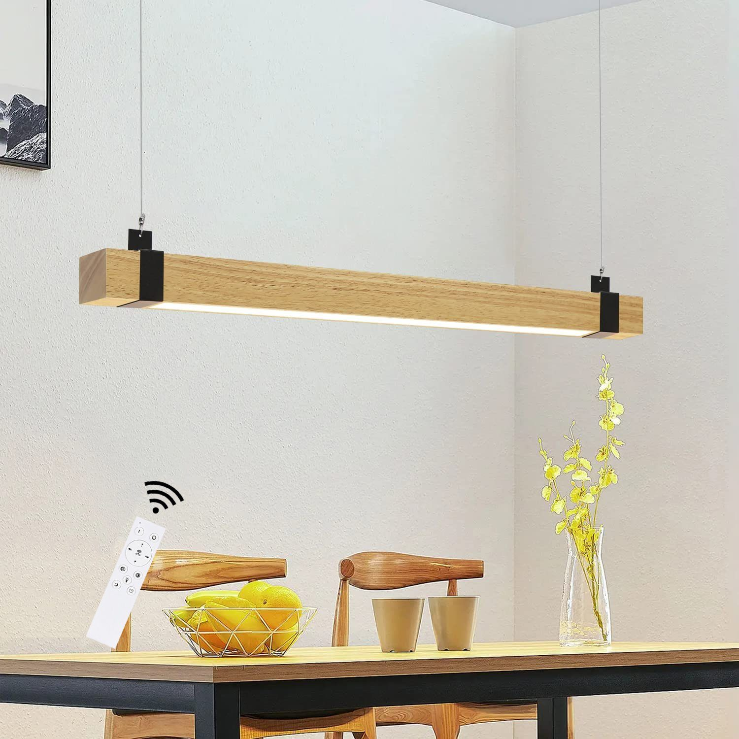 Holzbalken-Pendelleuchte mit Fernbedienung, Obstschale und Blumen auf einem Tisch in einem Raum.