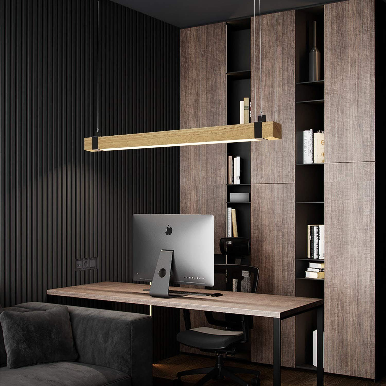 Modernes Heimbüro. Schreibtisch mit Computer, Holzschrank und rechteckiger Hängeleuchte.