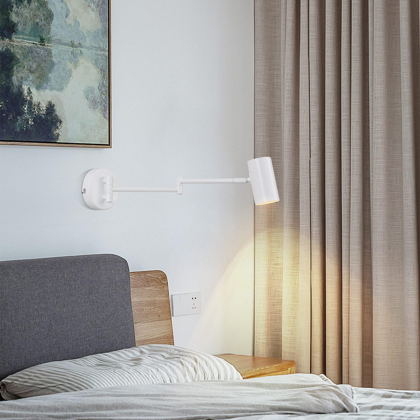 Lámpara de pared ajustable blanca en una pared, iluminando una cama y una mesita de noche.
