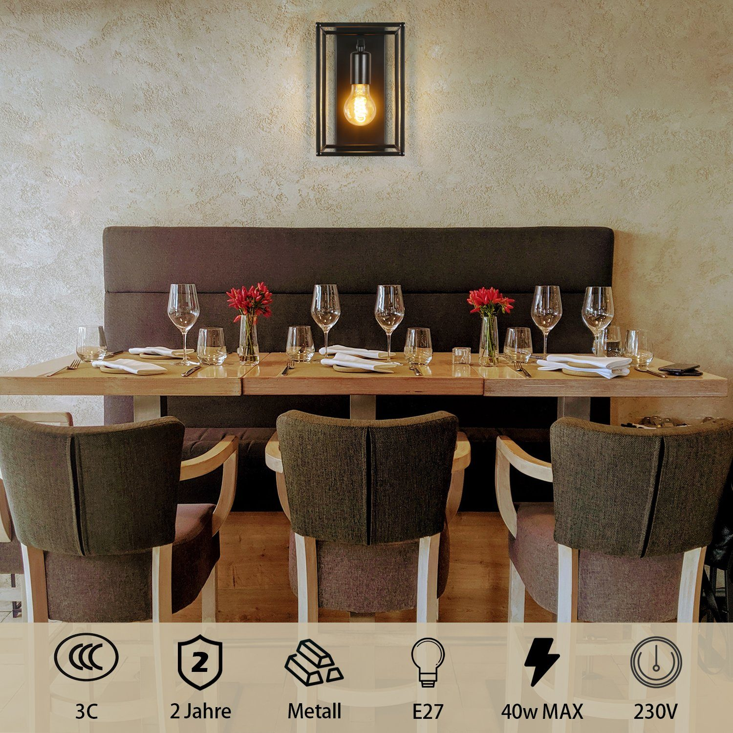 Una lampada da parete nera con lampadina visibile sopra un tavolo da pranzo.