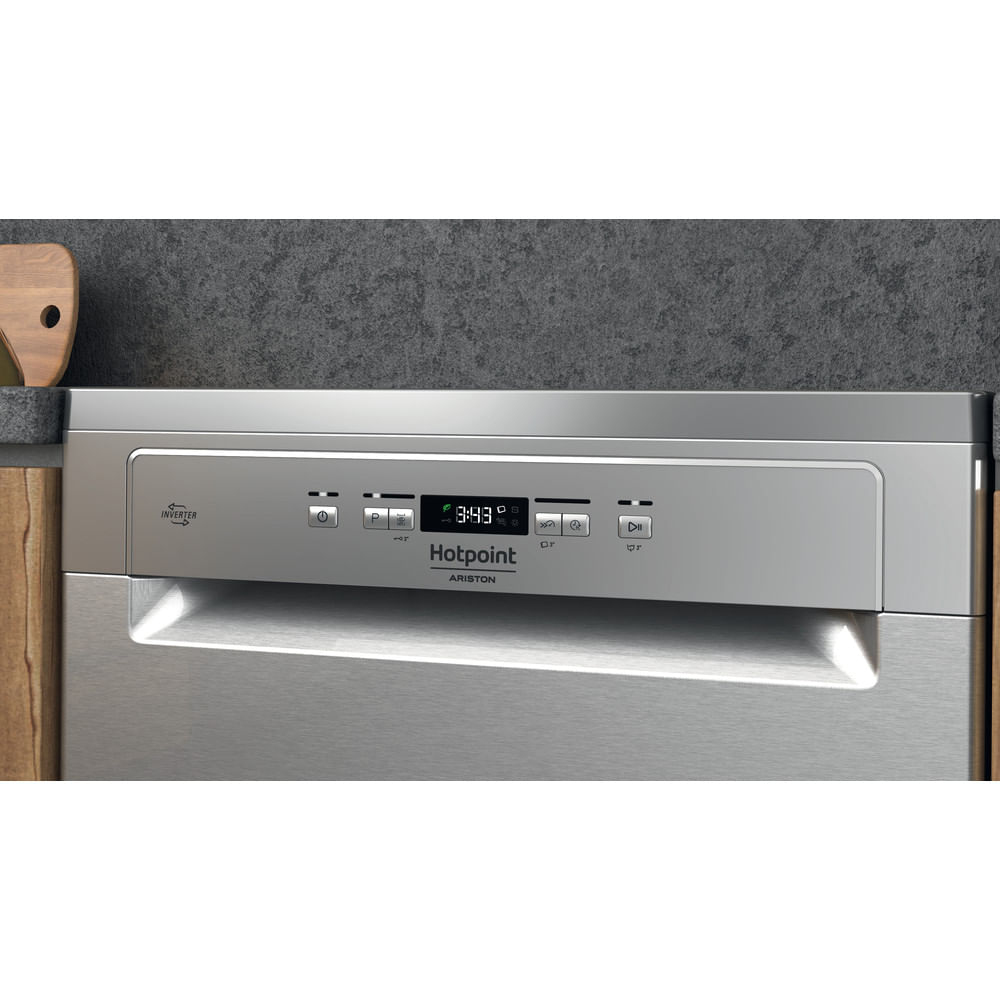 Panel de control de lavavajillas con la marca Hotpoint Ariston, que muestra una pantalla digital y botones.