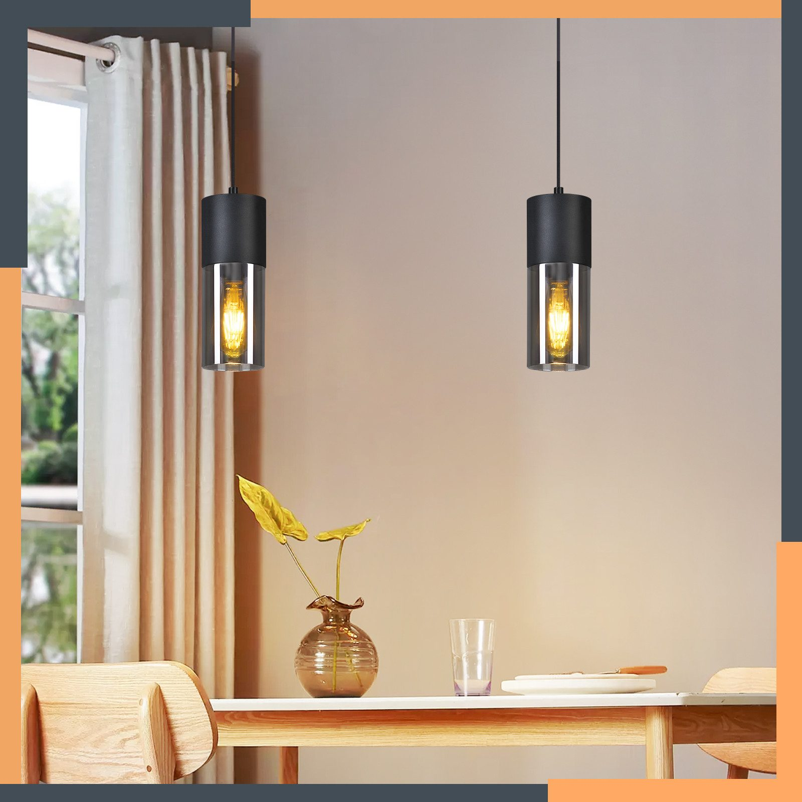 Zwei schwarze Pendelleuchten mit zylindrischen Schirmen hängen über einem Tisch mit Vase und Glas.