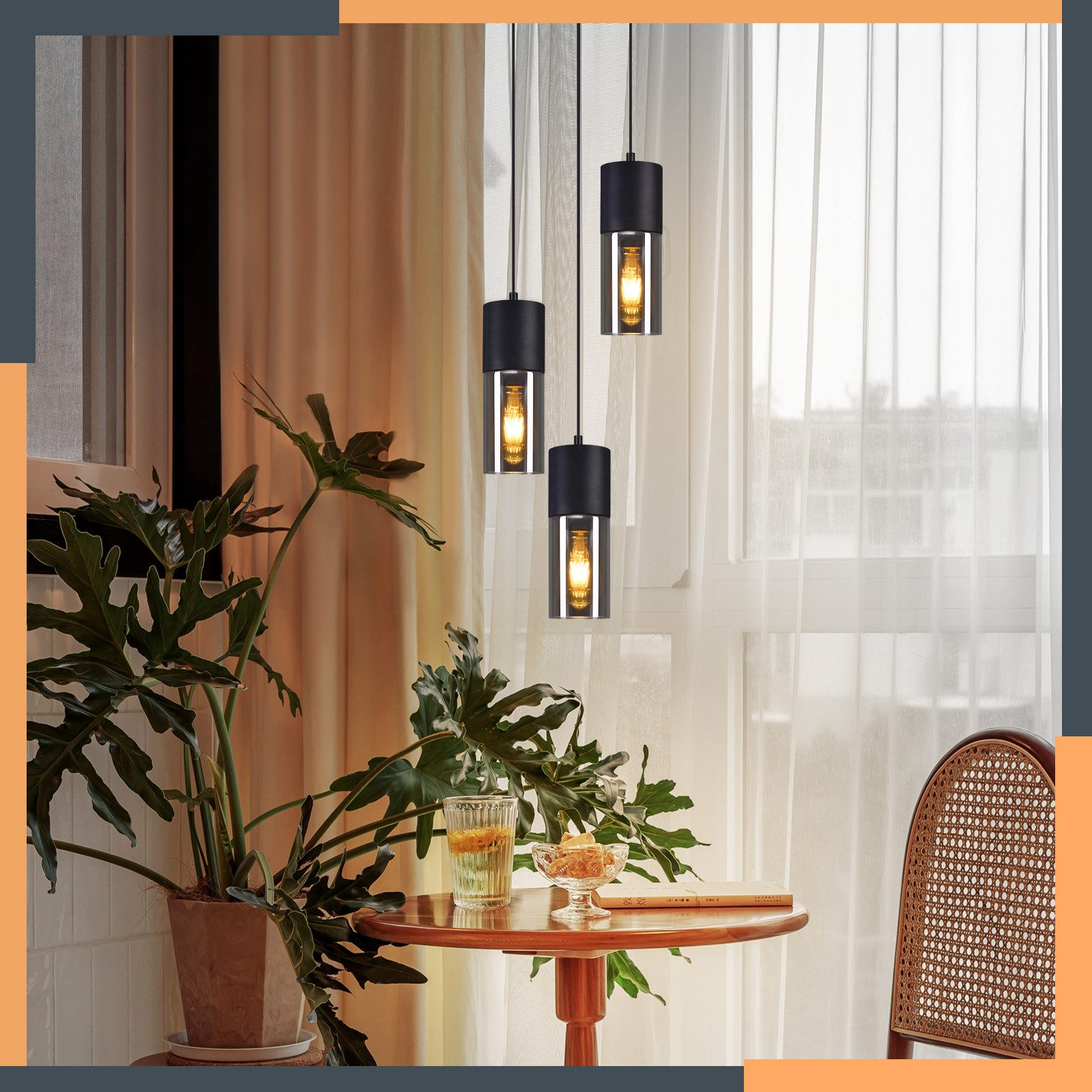 Scena interna con tre moderne lampade a sospensione sopra un tavolino e una pianta in vaso.
