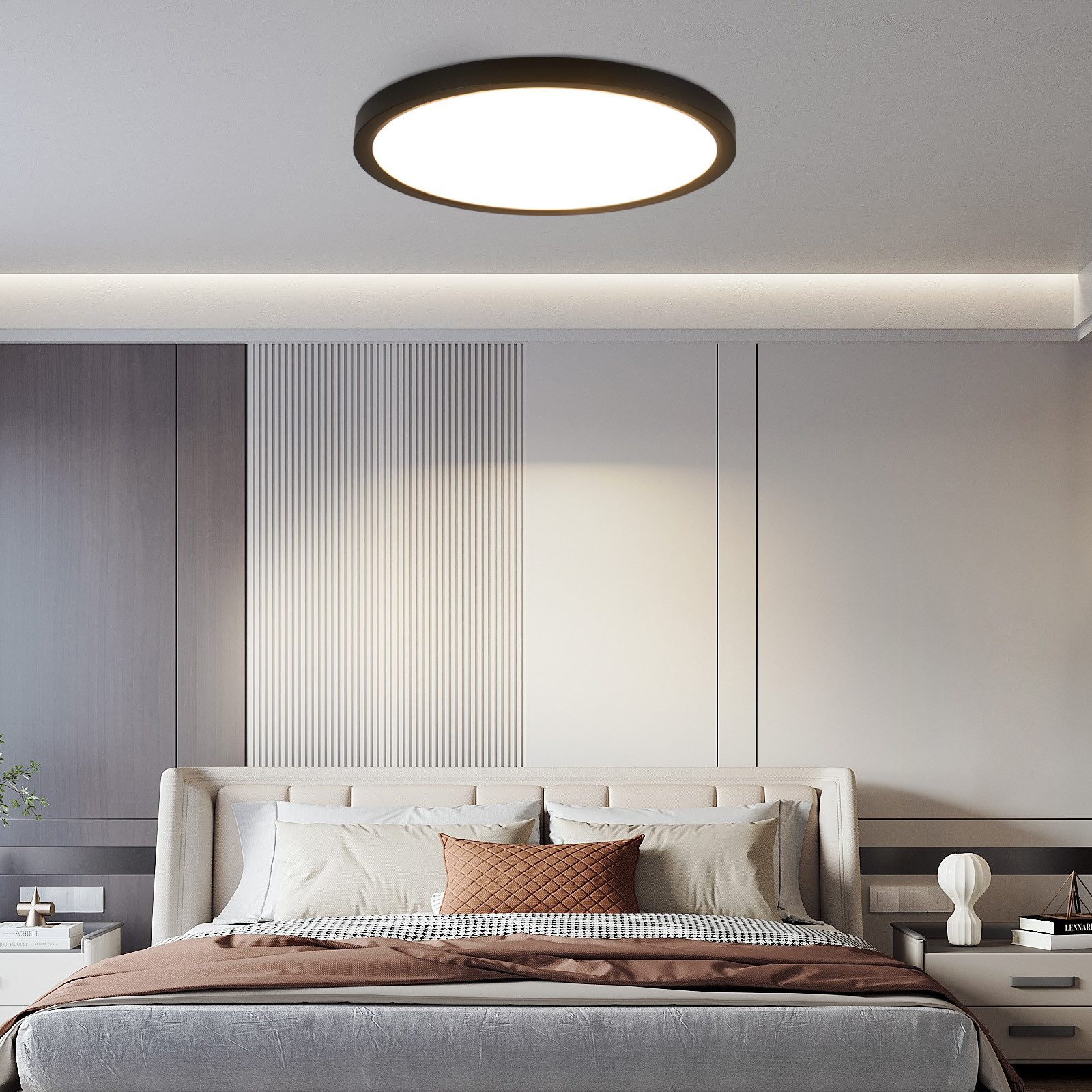 Dormitorio con luz de techo, cama y mesitas de noche. Colores neutros.