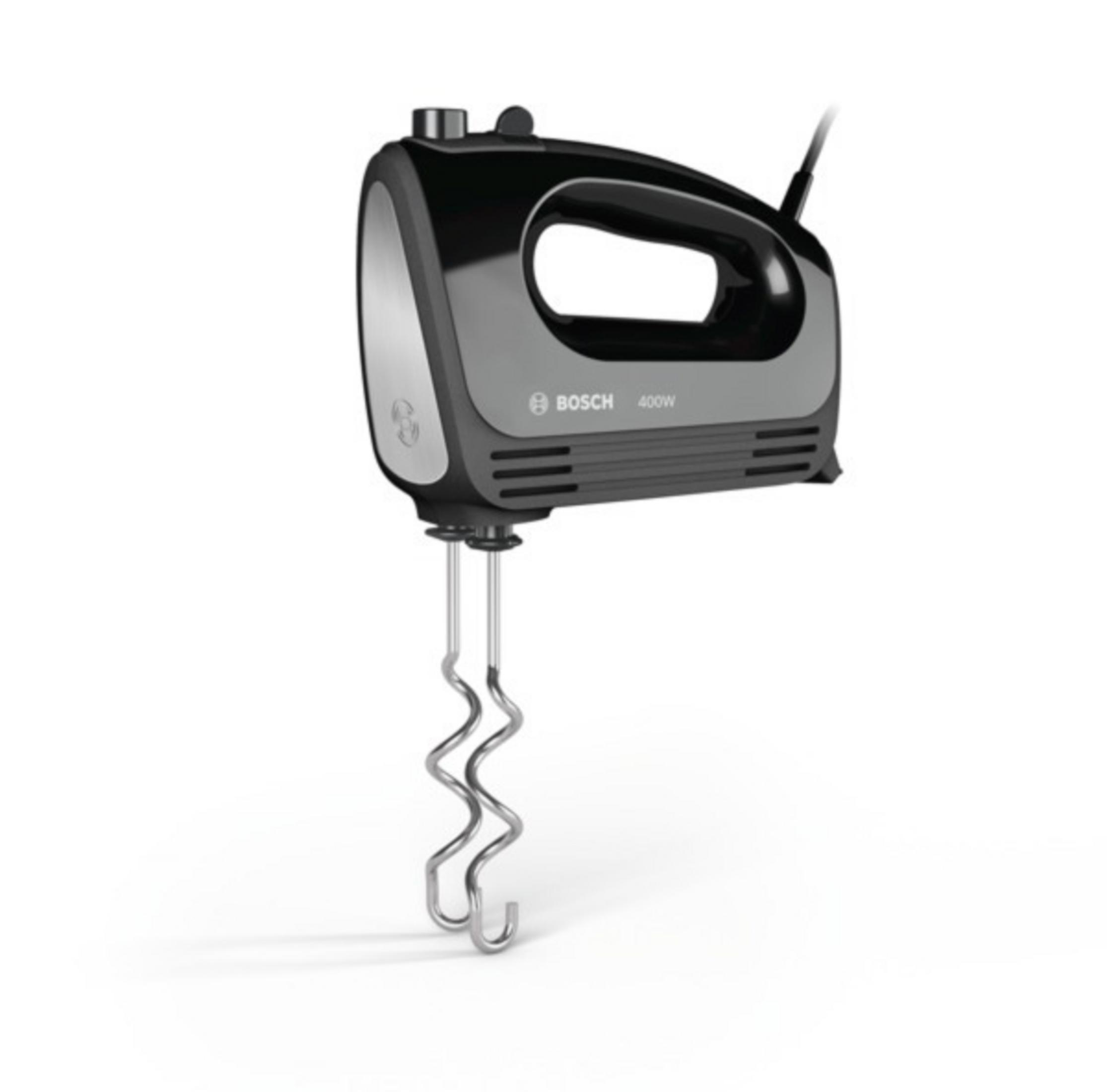 Ein schwarzer Bosch Handmixer mit Chrom-Schlägern auf weißem Grund.
