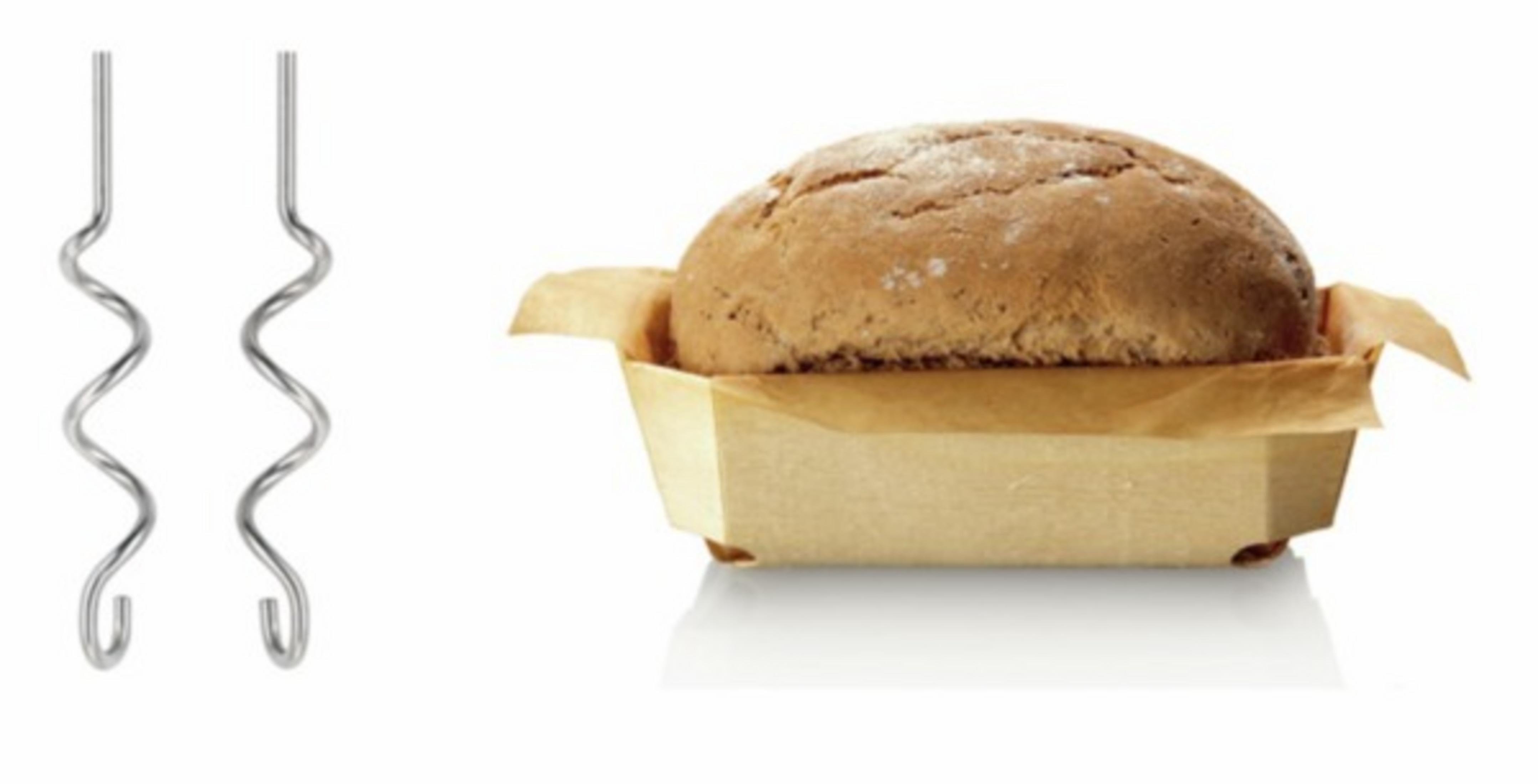 Zwei spiralförmige Mixaufsätze neben einem Brotlaib in einem Holztablett mit Pergamentpapier.