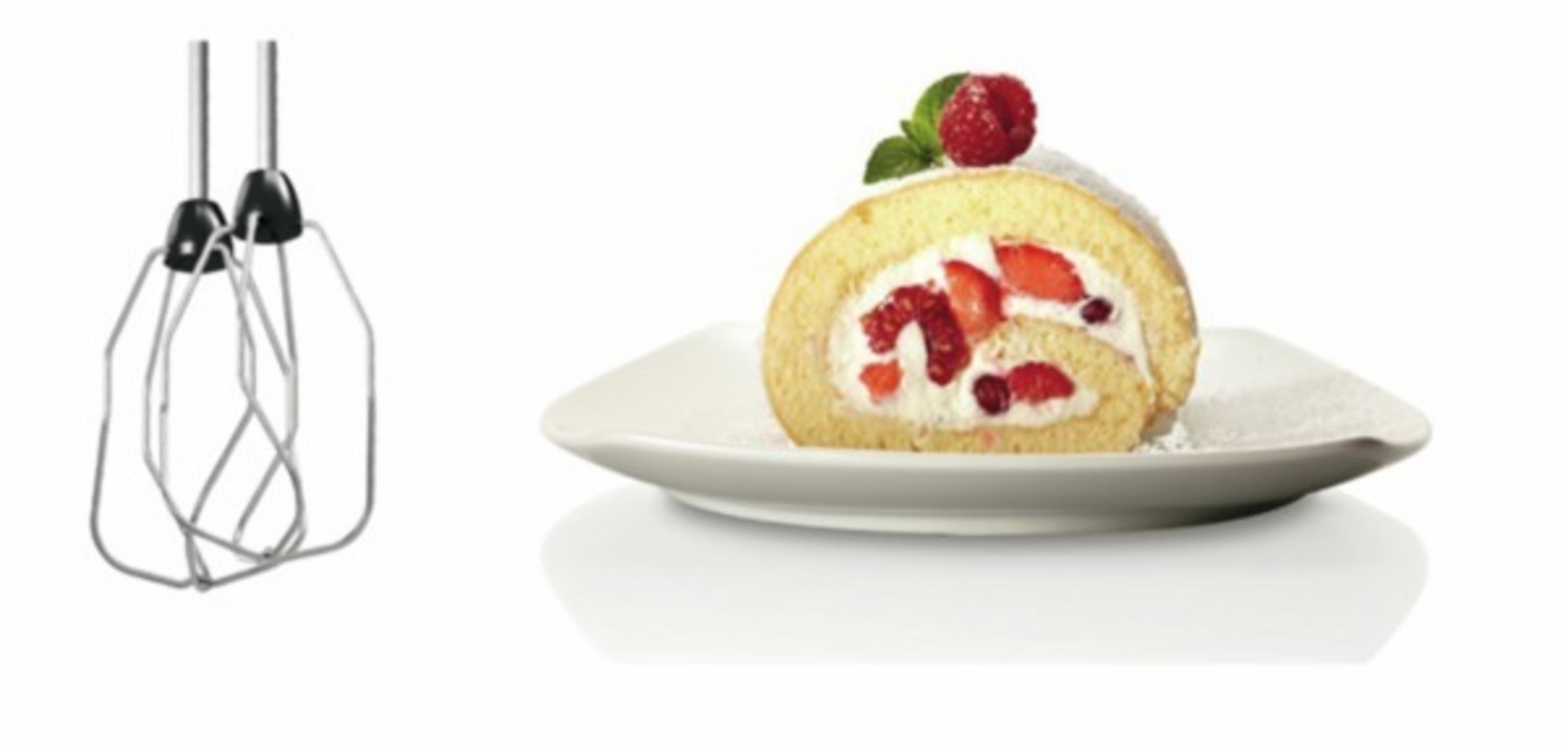 Ein Kuchenrolle mit Sahne und Erdbeeren auf weißem Teller und Mixer.