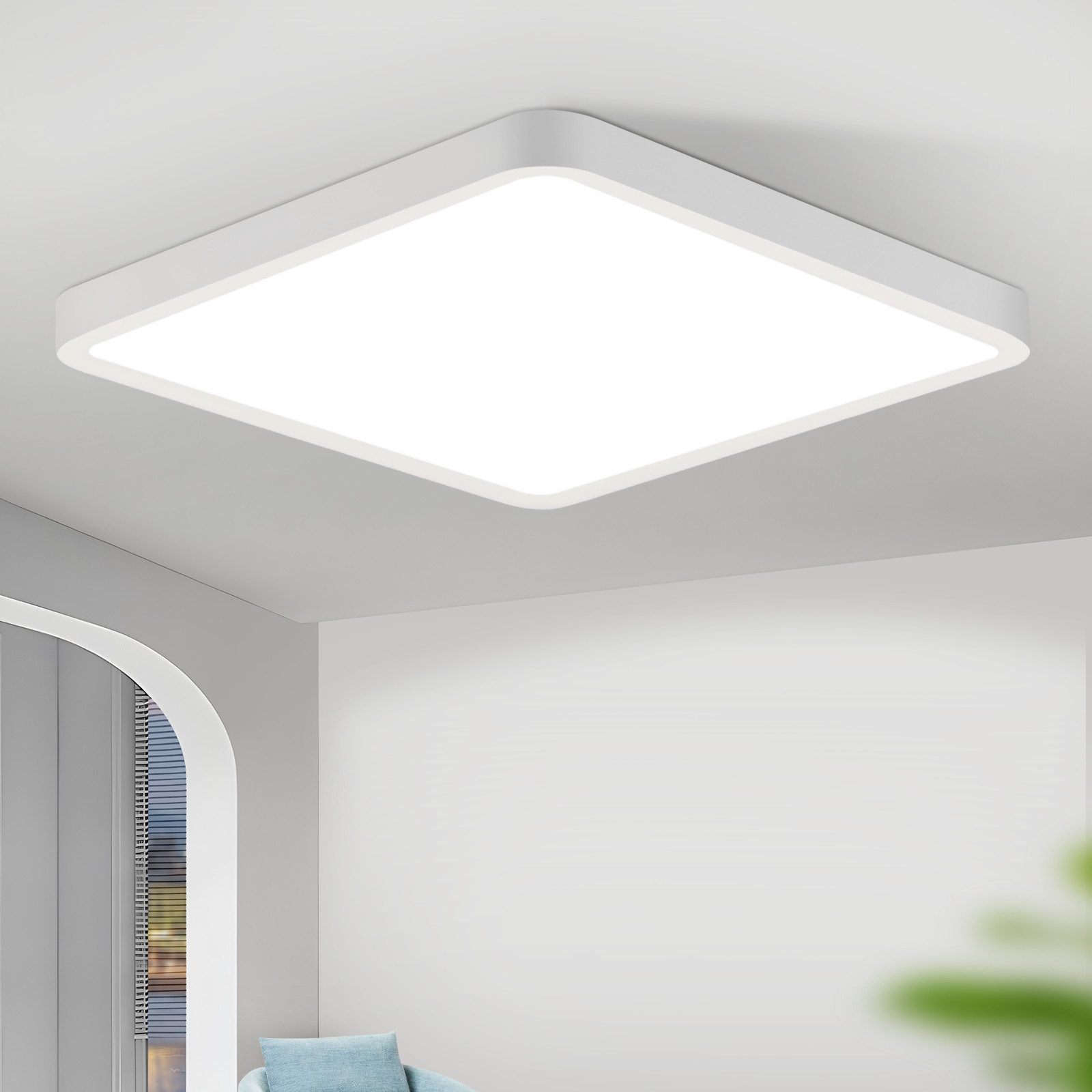 Plafoniera quadrata bianca con illuminazione luminosa e uniforme, contro un soffitto bianco.