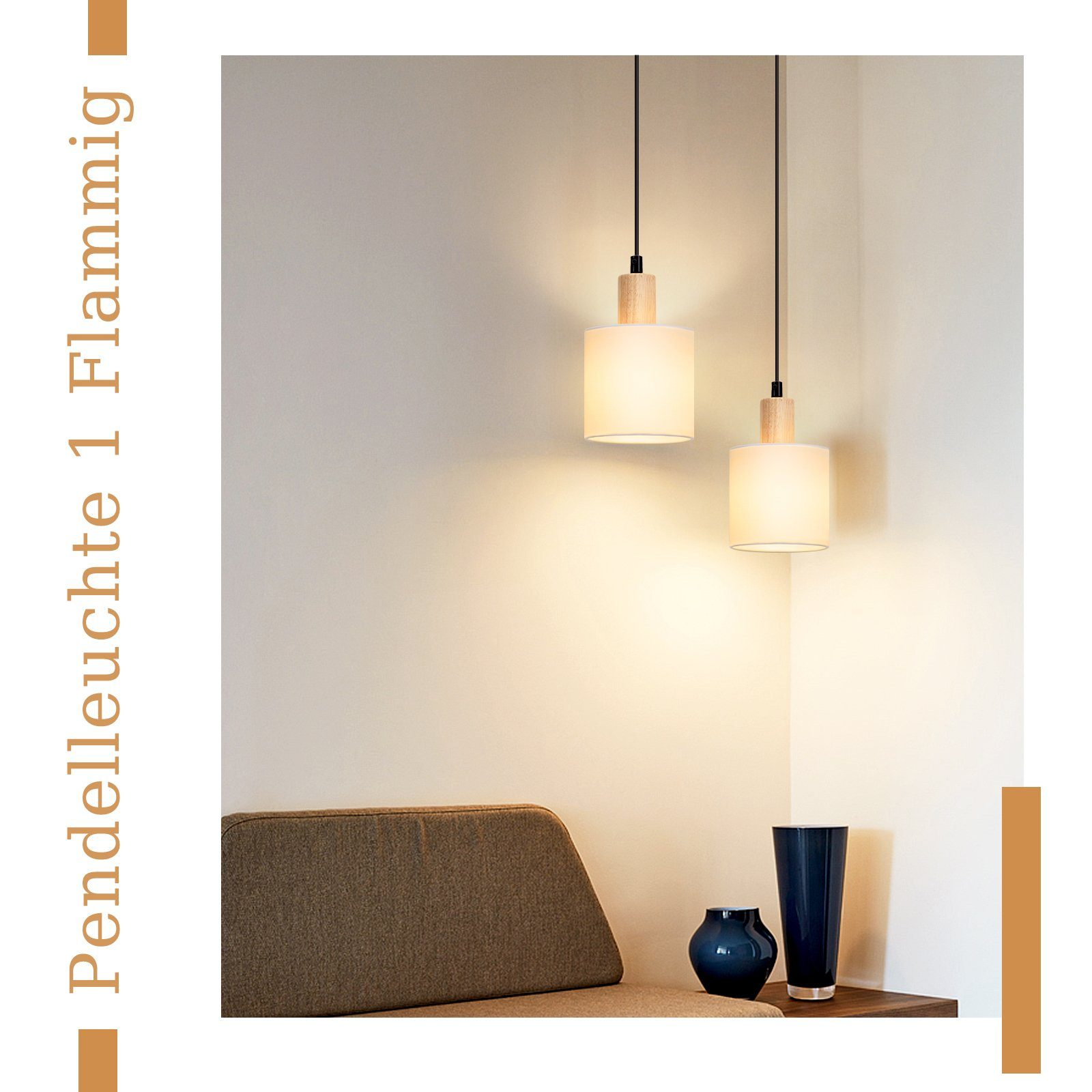 Zwei Pendelleuchten über einem Sofa und Tisch mit blauen Vasen. Das Licht ist an.
