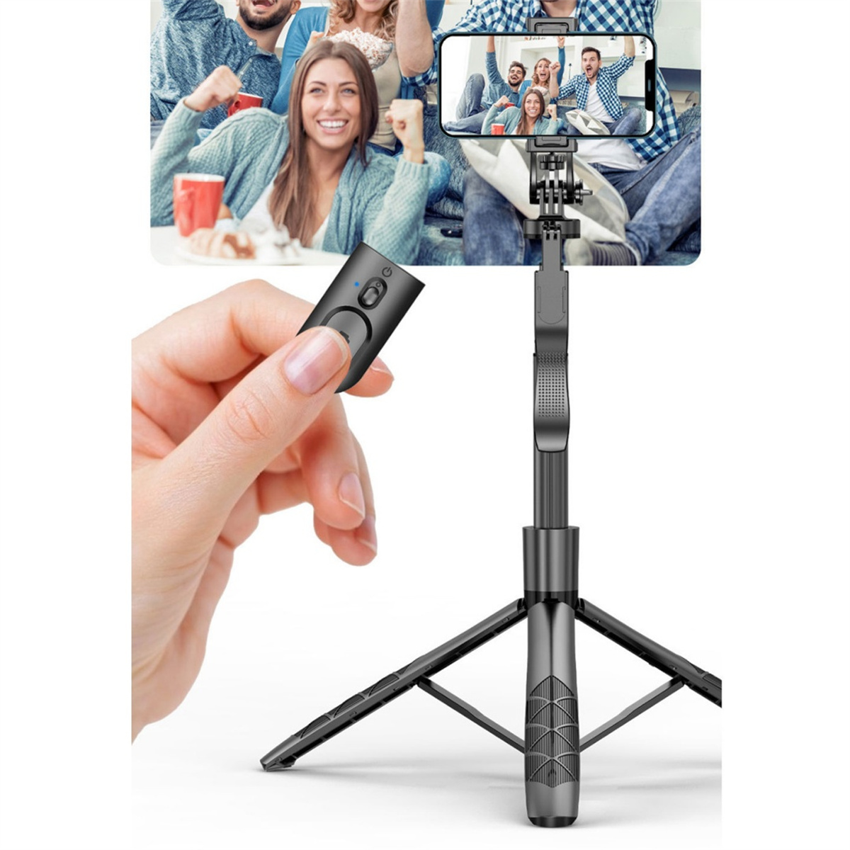 Person hält Fernbedienung. Selfie-Stick mit Telefon sichtbar.